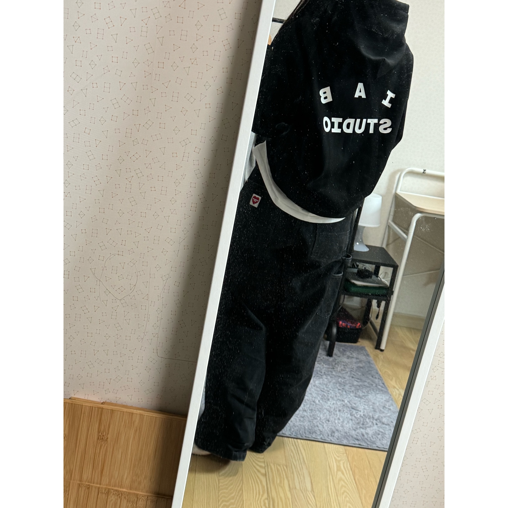 IAB Studio Hoodie Black 착용 스타일
