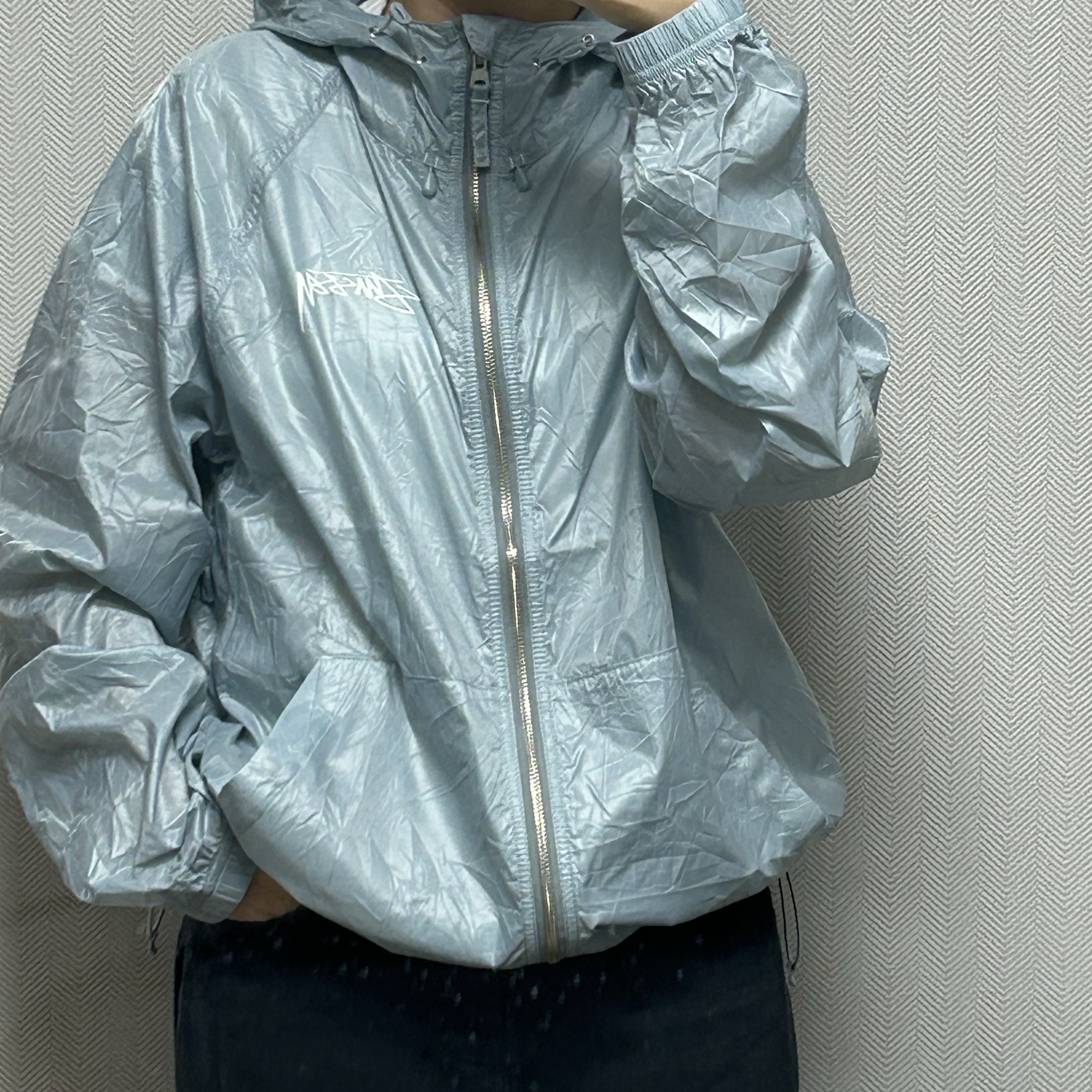 Stussy Beach Shell Wrinkled Nylon Jacket Slate 착용 스타일