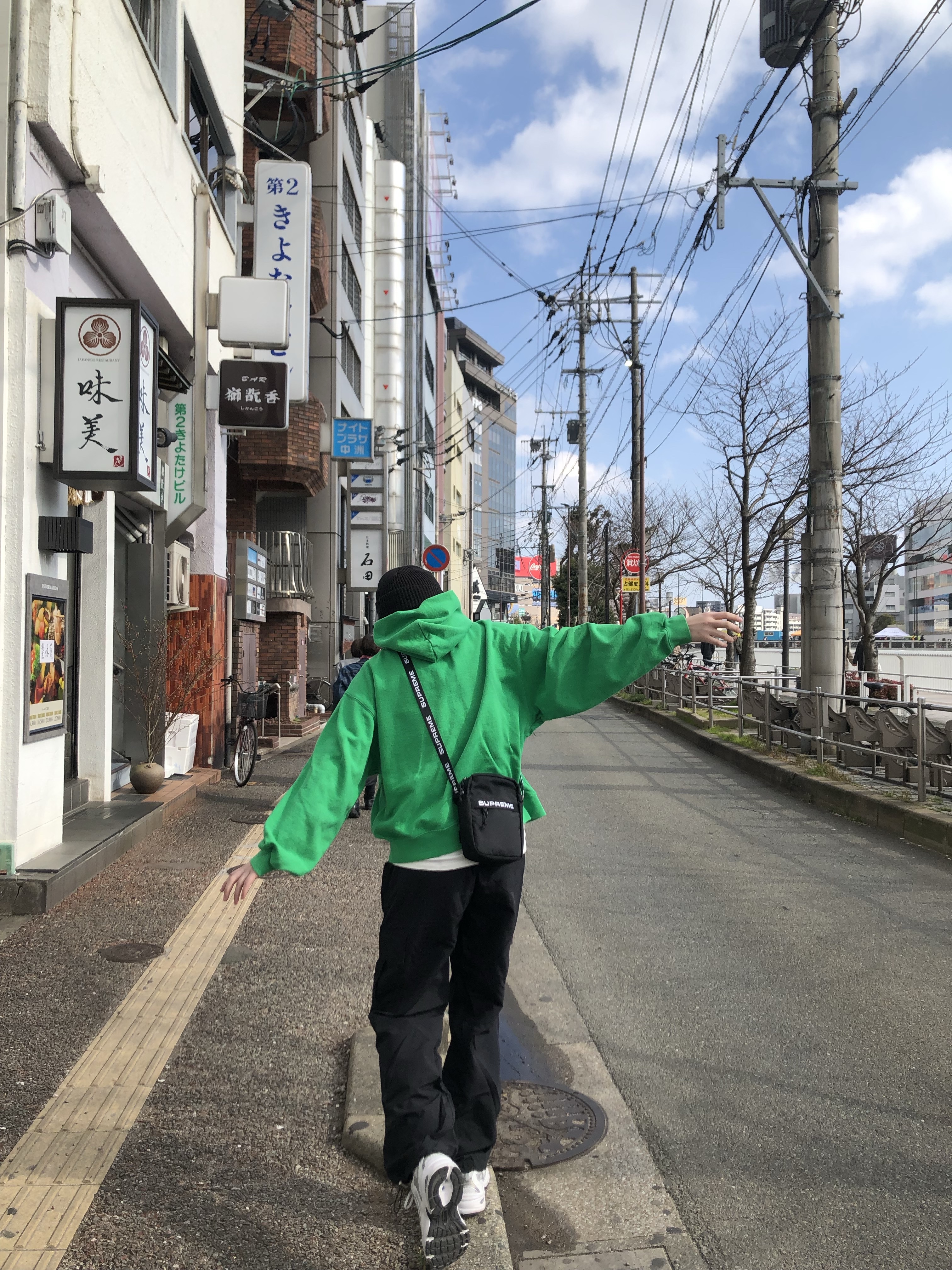 Supreme Shoulder Bag Black - 22FW, Supreme Loose Gauge Beanie Black 착용 스타일 - 1