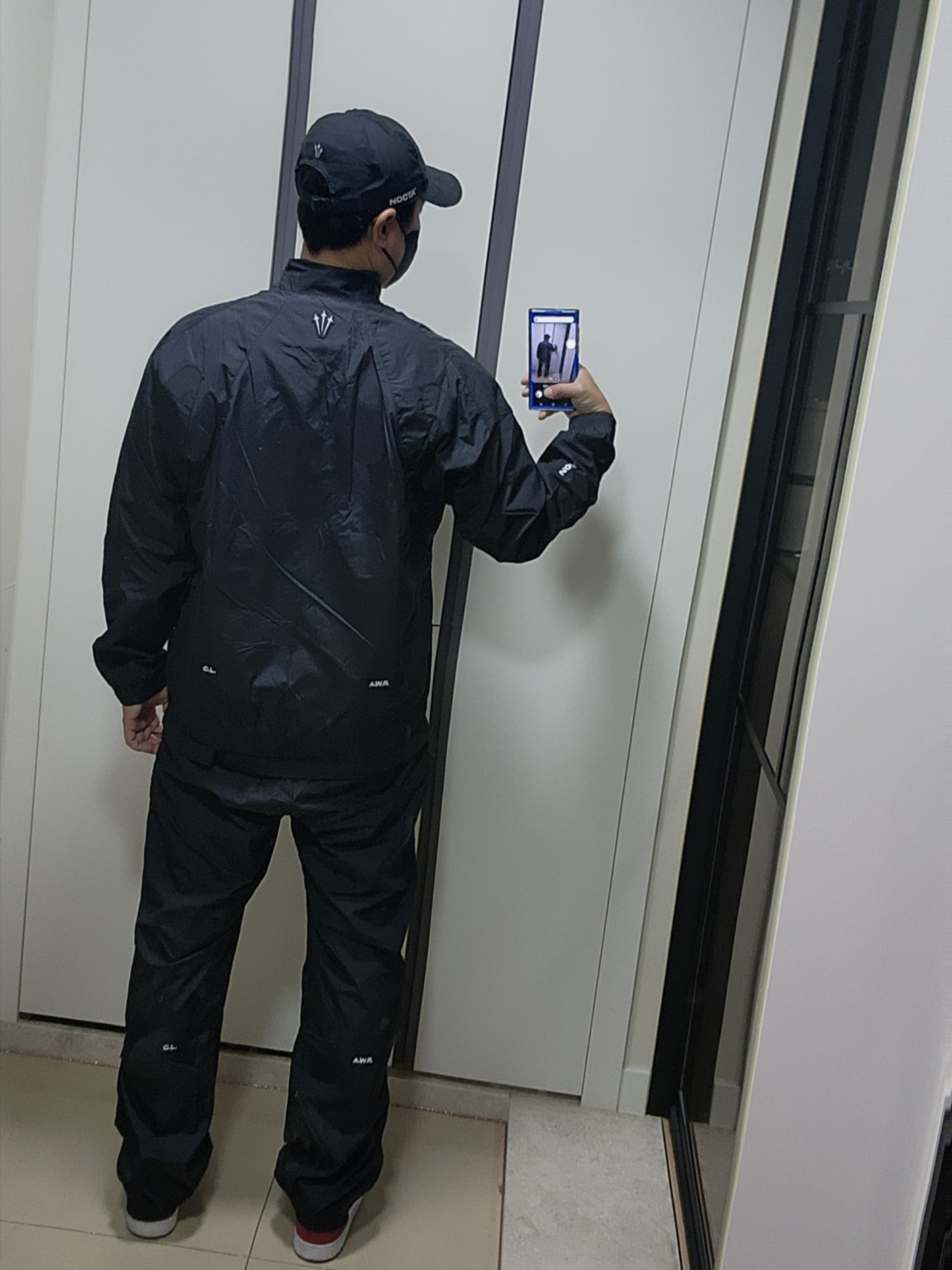 Nike x Drake Nocta Nylon Track Jacket Black (FN7666-010), Nike x Drake Nocta Club Cap Black 착용 스타일 - 4