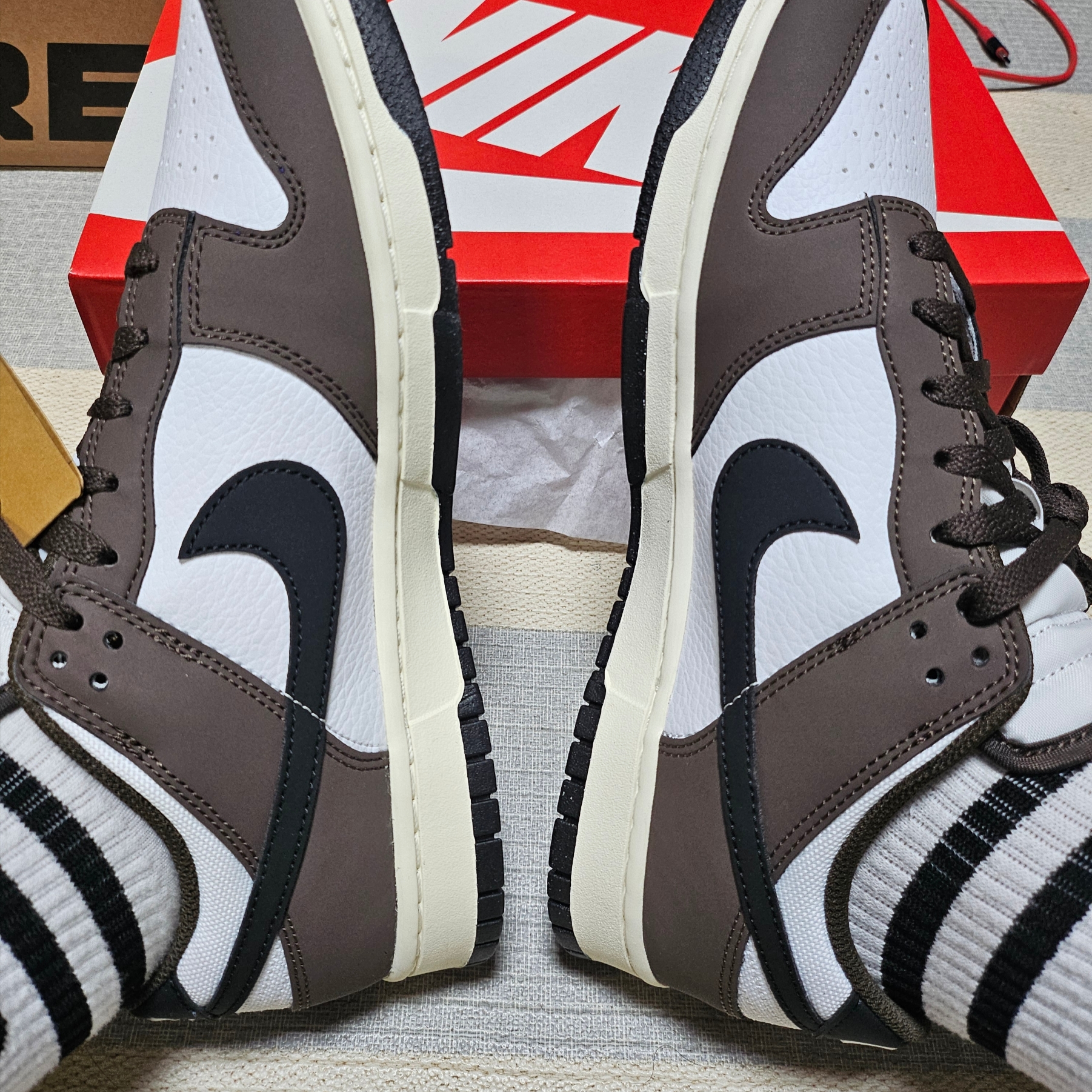 Nike Dunk Low Retro Next Nature Baroque Brown White 착용 스타일 - 2