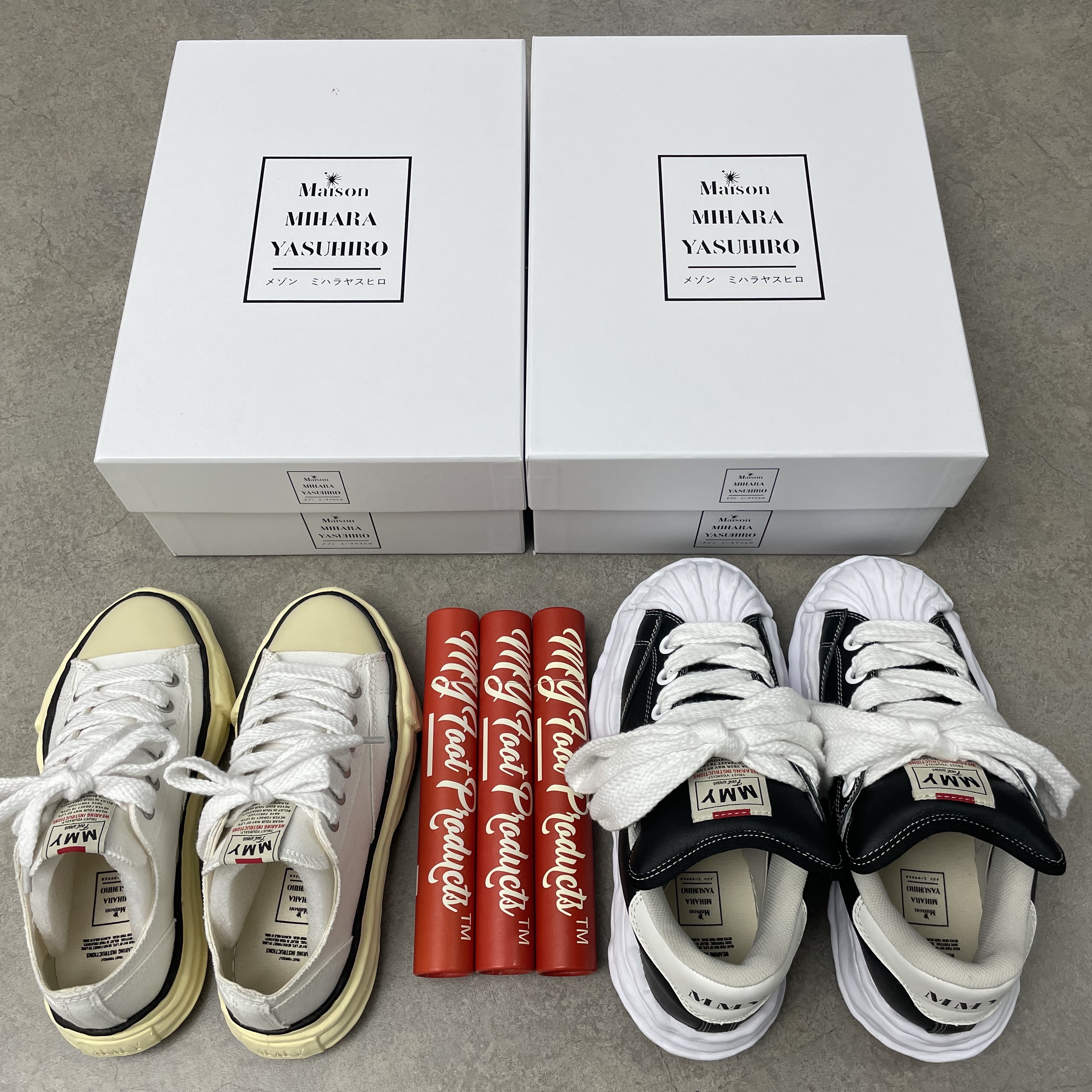 Maison Mihara Yasuhiro Blakey Puffer OG Sole Leather Low-top Sneakers Black, Maison Mihara Yasuhiro Peterson VL OG Sole Canvas Low-top Sneakers White 착용 스타일 - 1