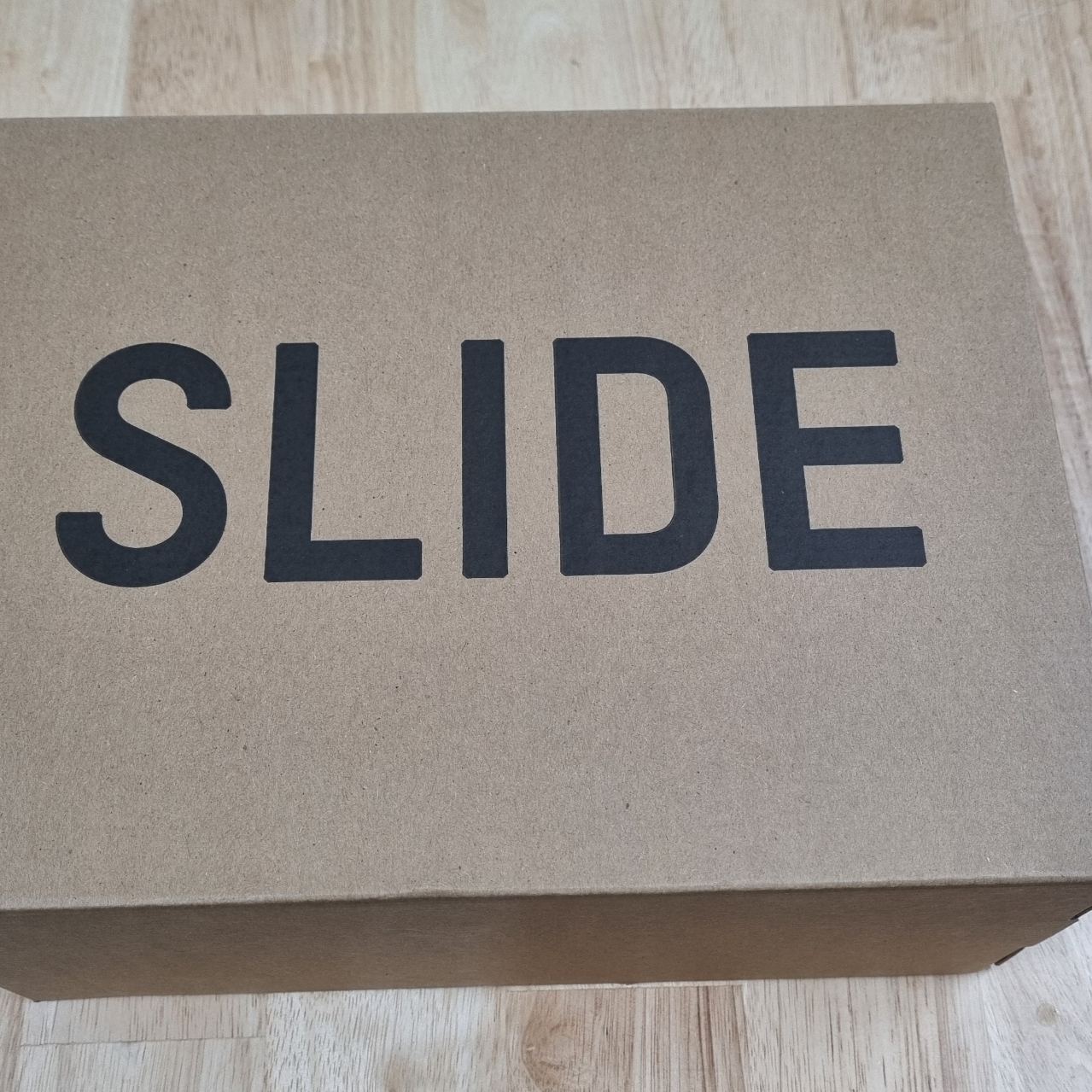 Adidas Yeezy Slide Onyx 착용 스타일 - 1