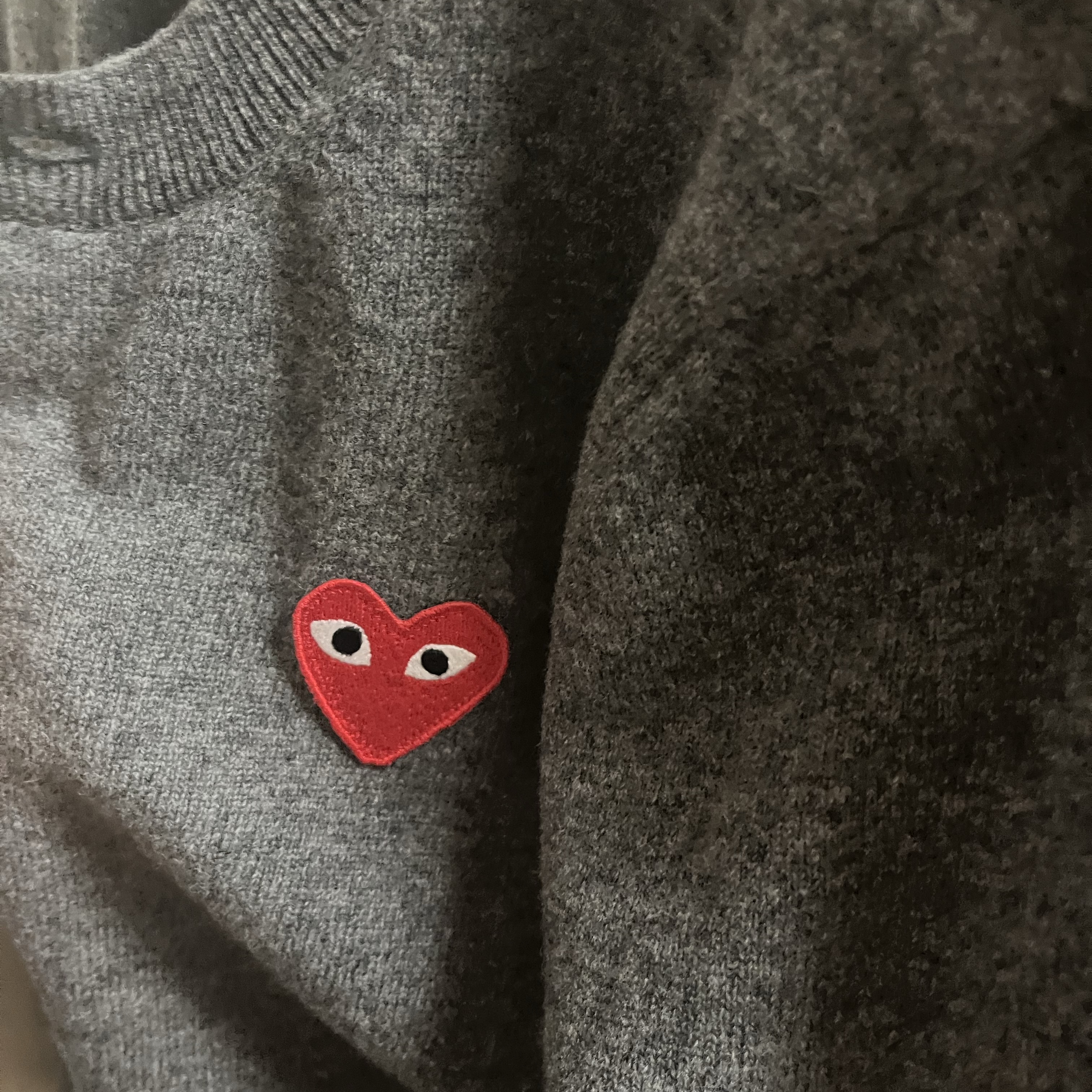 (W) Play Comme des Garcons Red Heart Knit Cardigan Grey 착용 스타일