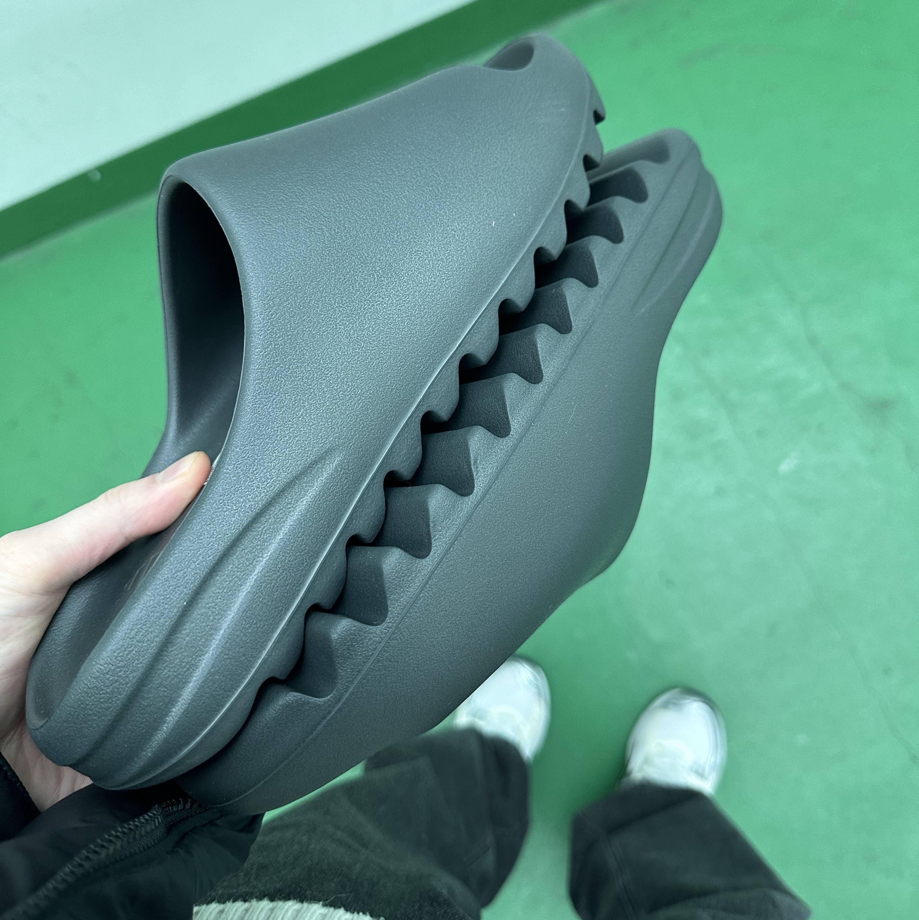Adidas Yeezy Slide Dark Onyx 2024 착용 스타일