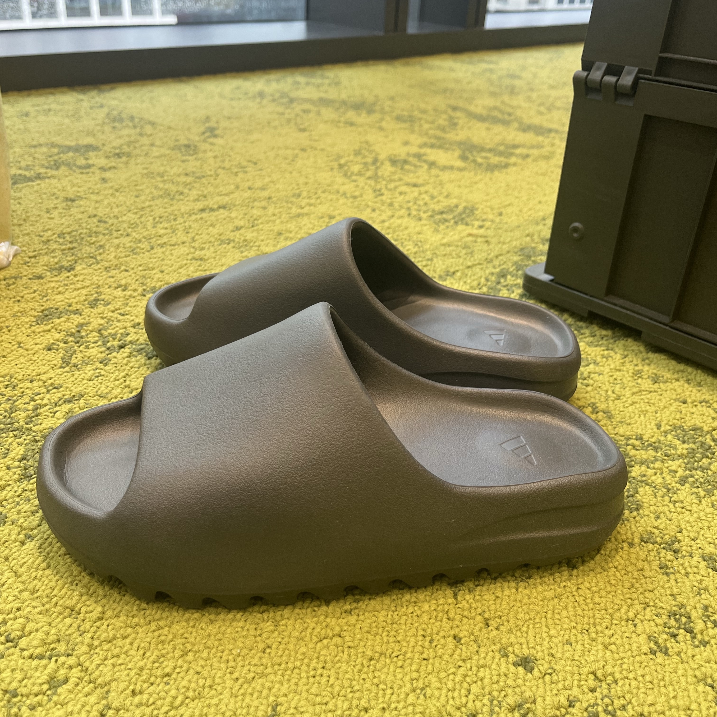 Adidas Yeezy Slide Dark Onyx 2024 착용 스타일 - 3
