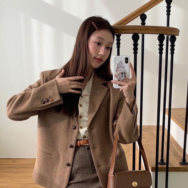 DNINI Lettering Barrettes Brown 착용 스타일 - 1