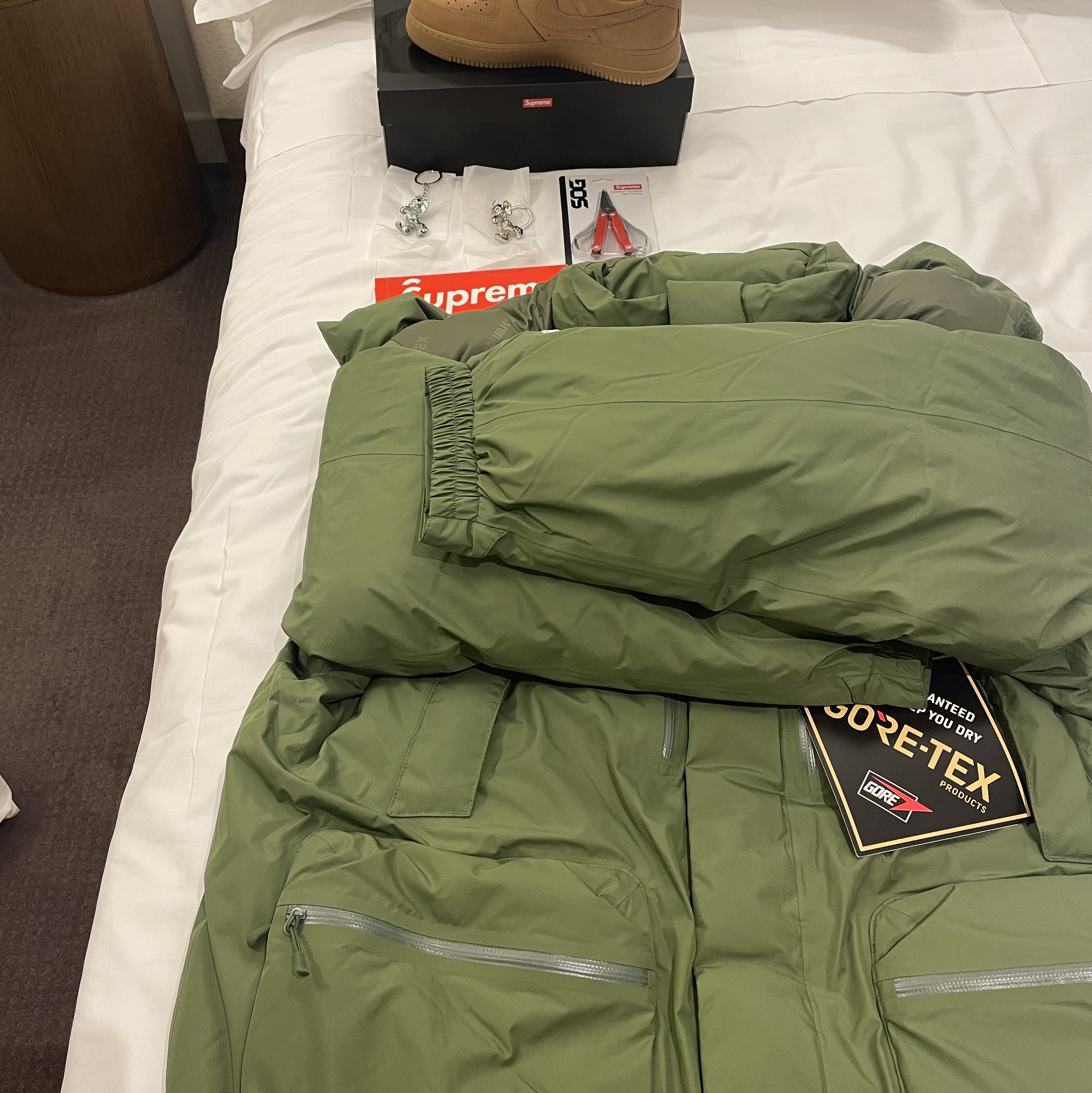 Supreme Gore-Tex 700-Fill Down Parka Olive - 22FW, Supreme Elephant Keychain Silver - 22FW 착용 스타일