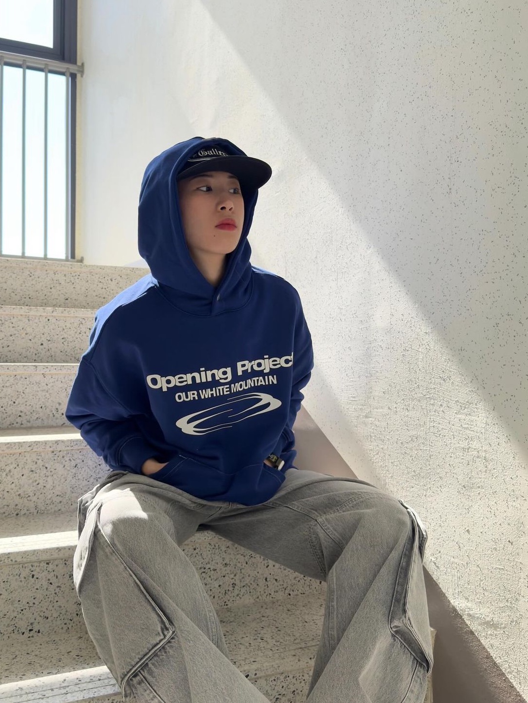 Opening Project Identity Hoodie Cobalt Blue 착용 스타일 - 2