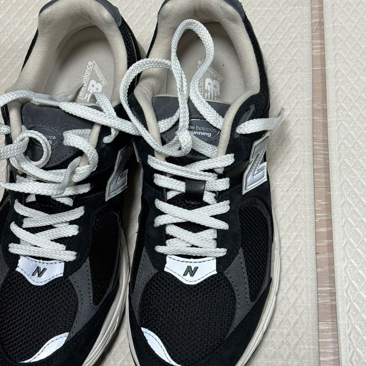 New Balance 2002R Premium Vintage Black 착용 스타일
