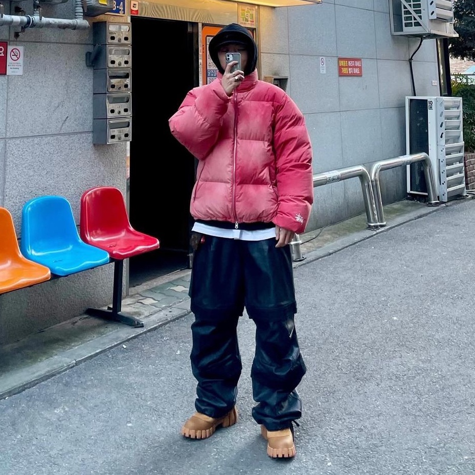 Stussy Recycled Nylon Down Puffer Faded Red, Farfromwhat Far Layered Work Pants Coated Black 착용 스타일 - 1
