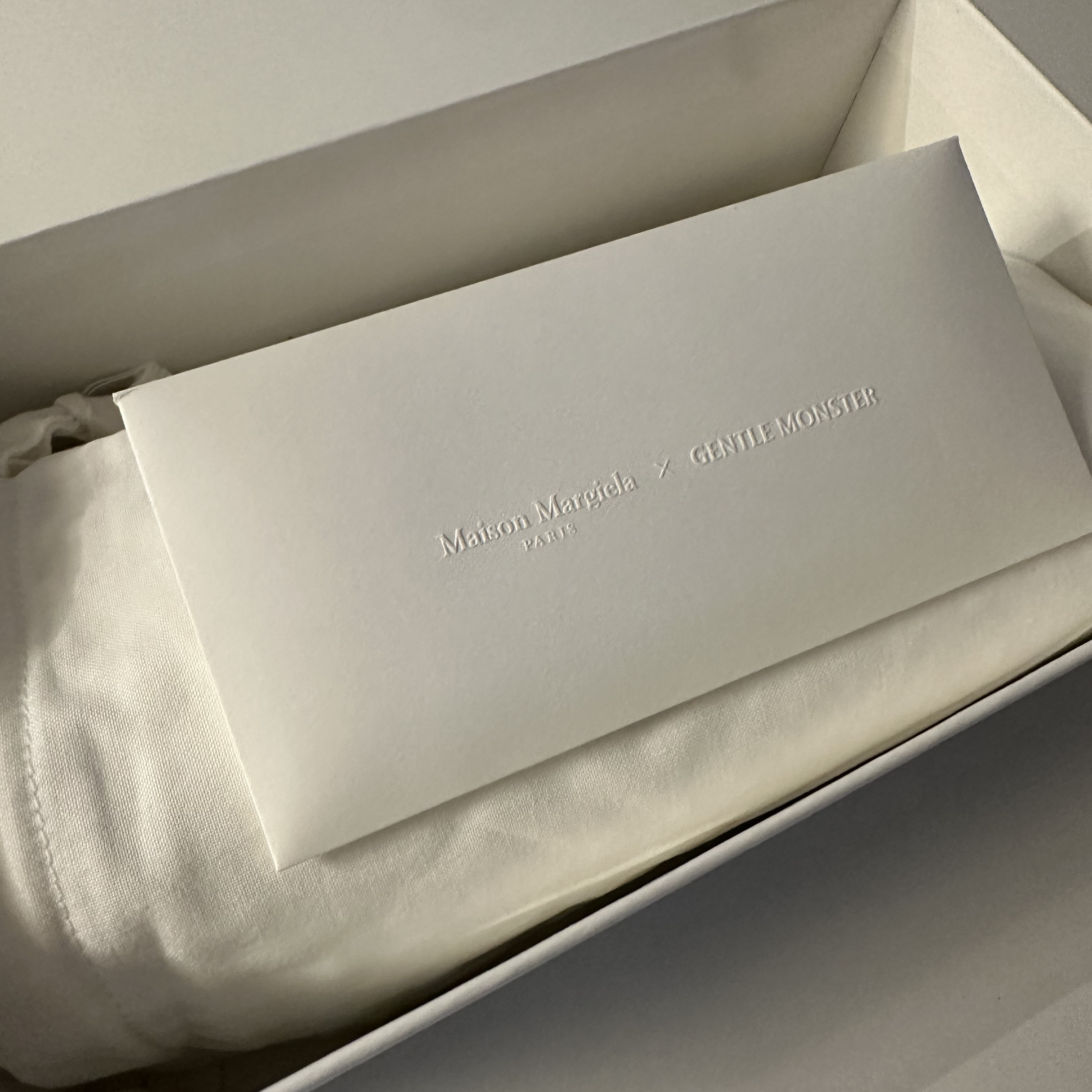 Gentle Monster x Maison Margiela MM104 Black Black 착용 스타일 - 2
