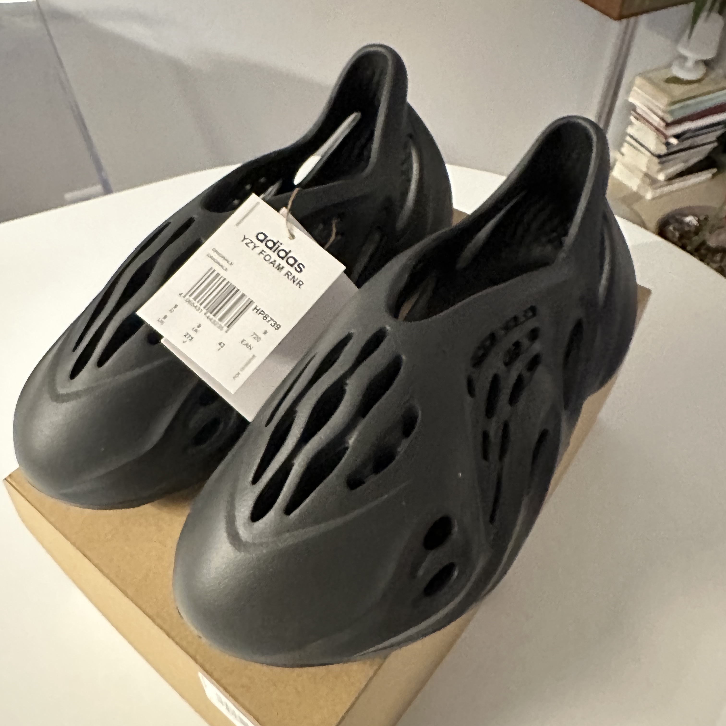 Adidas Yeezy Foam RNNR Onyx 착용 스타일 - 2