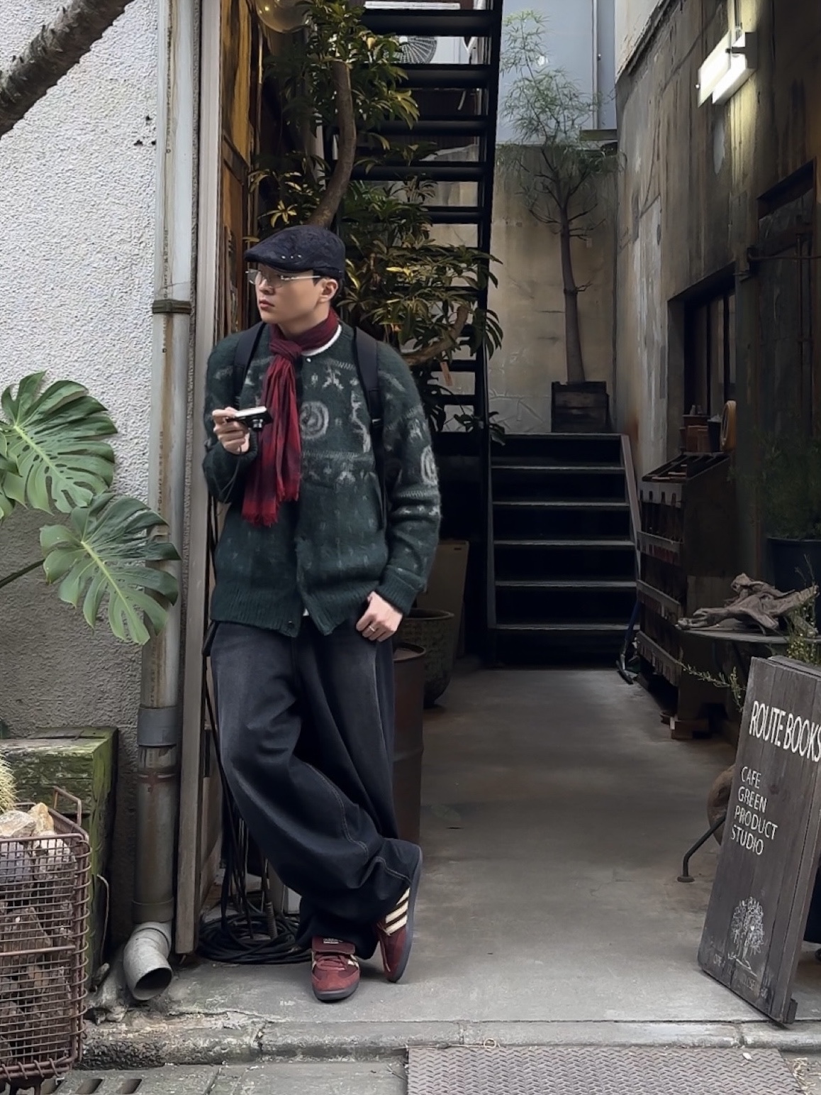 South2 West8 Loose Fit Crew Neck Cardigan S2W8 Nordic Green, Gentle Monster Atomic 02 Silver 착용 스타일 - 1