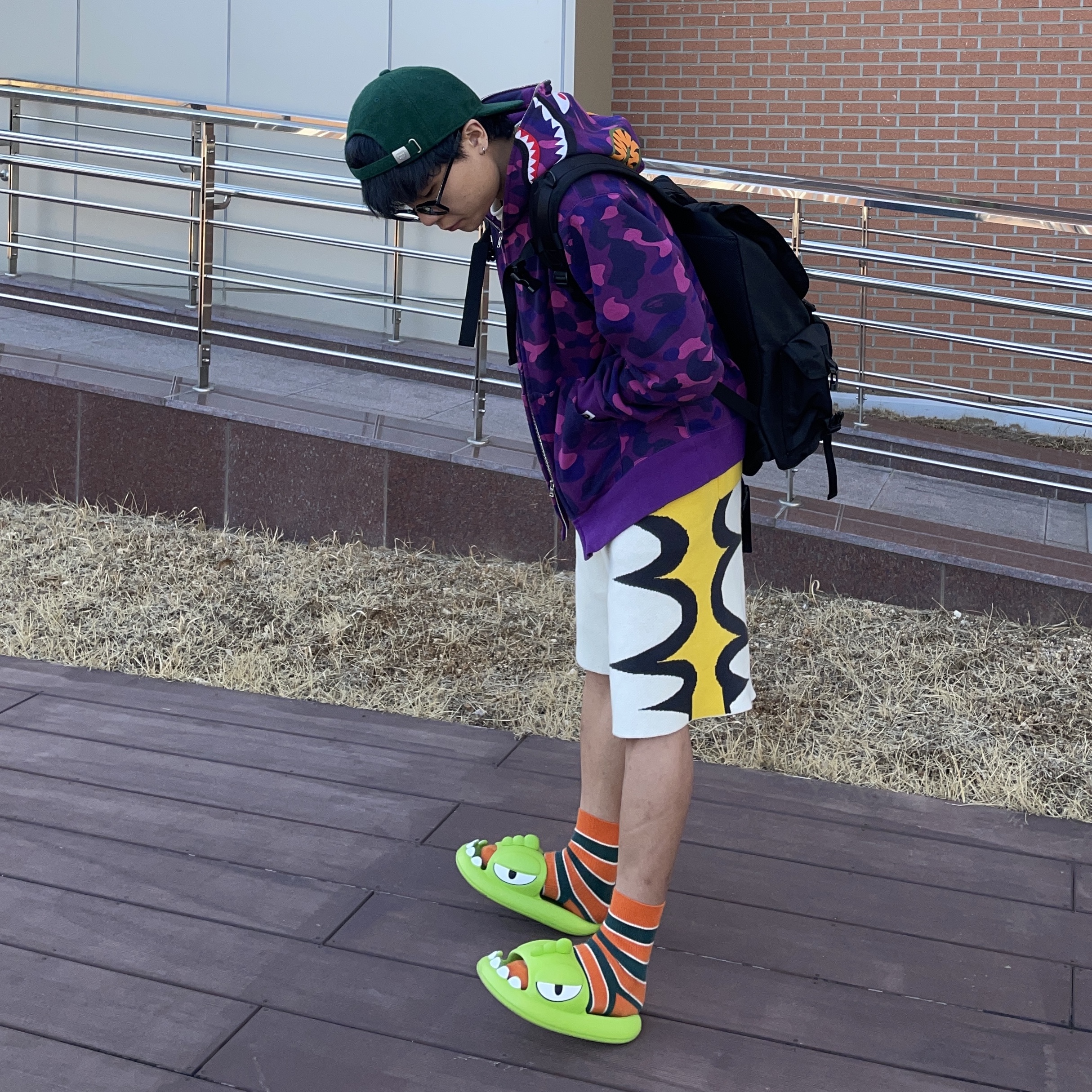 BAPE Color Camo Shark Full Zip Hoodie Purple, Nike Air Force 1 '07 LV8 Low 1 Triple Red 착용 스타일 - 2