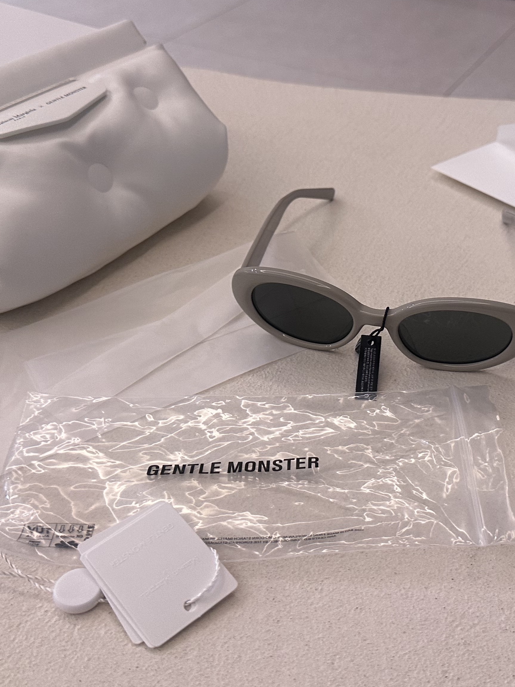 Gentle Monster x Maison Margiela MM107 Gray Black 착용 스타일 - 4