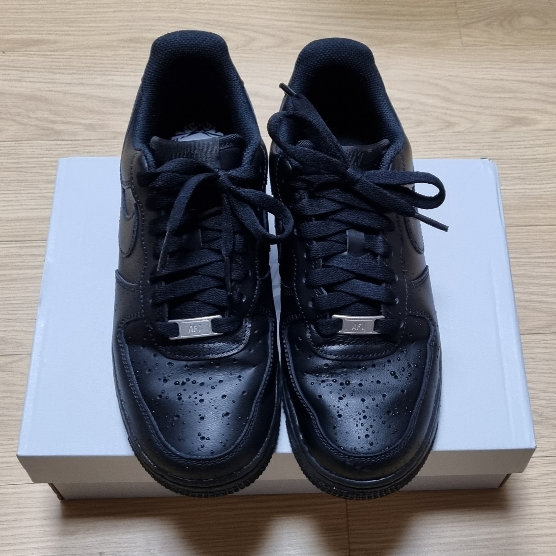 (W) Nike Air Force 1 '07 Low Triple Black 착용 스타일 - 1