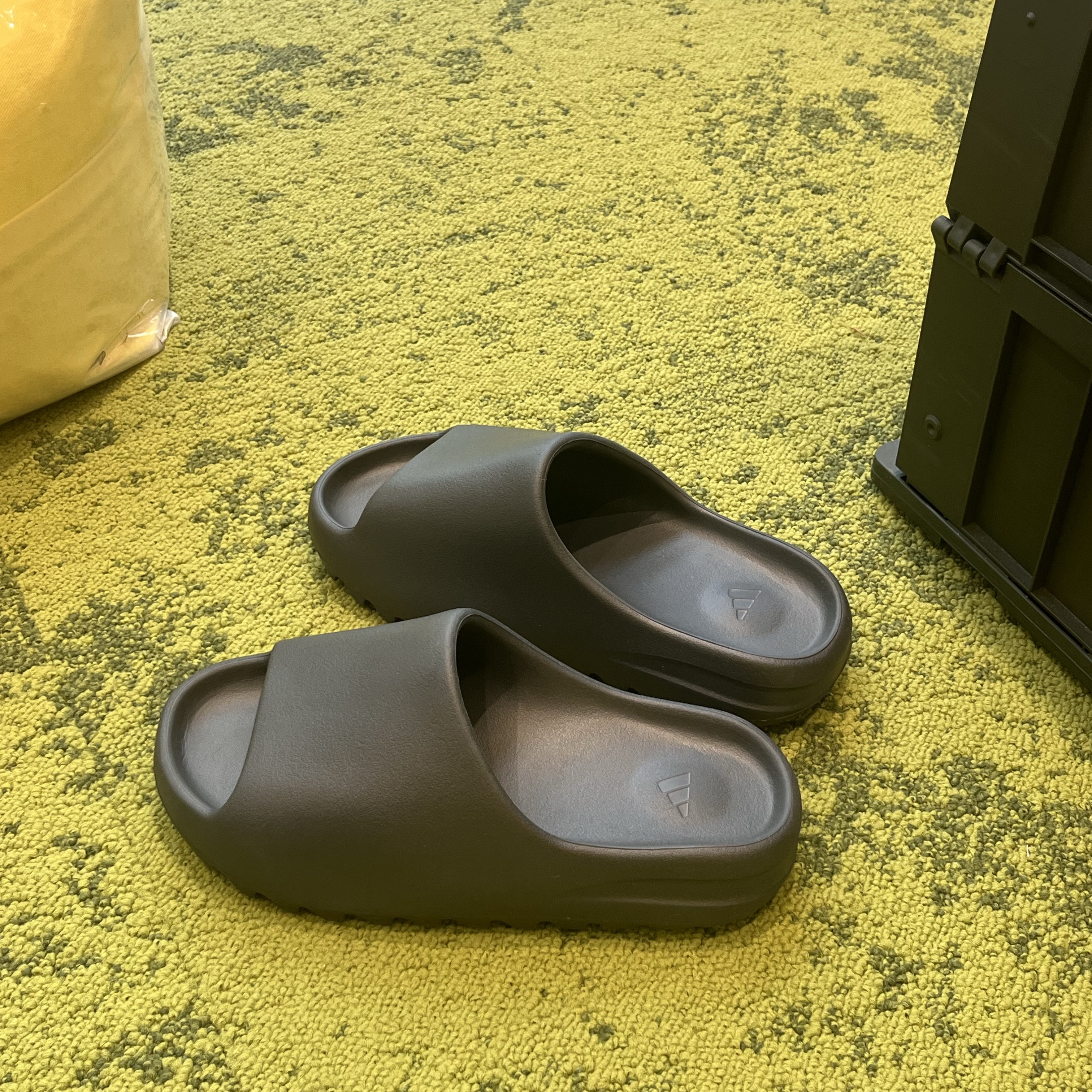 Adidas Yeezy Slide Dark Onyx 2024 착용 스타일 - 1