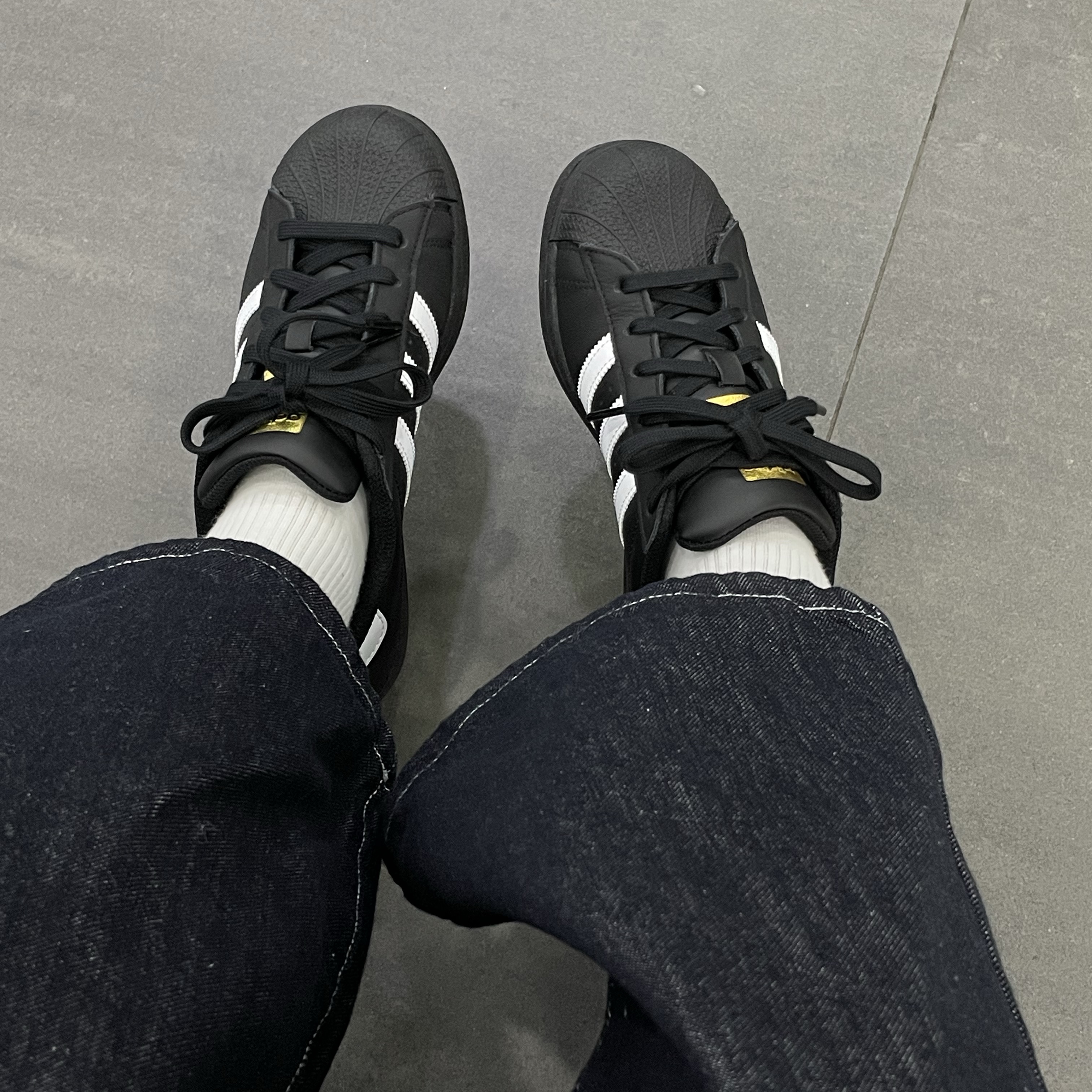 Adidas Superstar Core Black White 착용 스타일