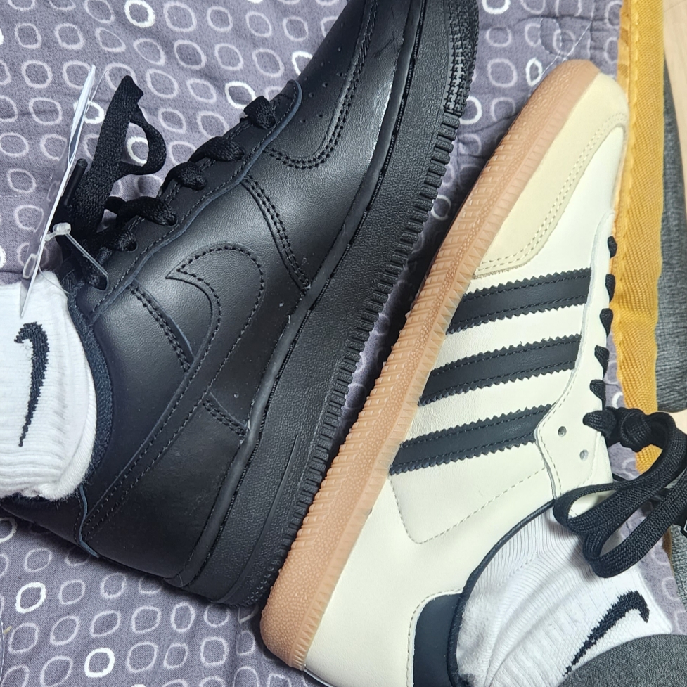 (W) Adidas Samba OG Cream White Core Black, Nike Air Force 1 '07 Low Triple Black 착용 스타일 - 2