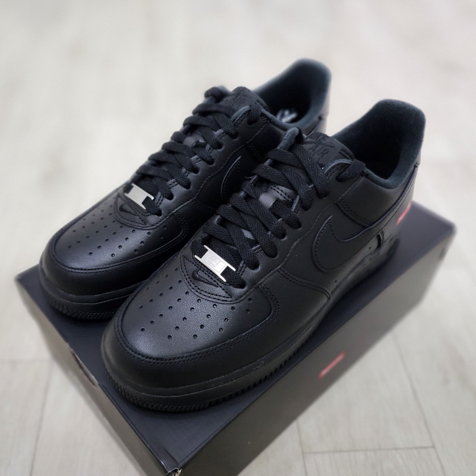 Nike x Supreme Air Force 1 Low Black 착용 스타일 - 2
