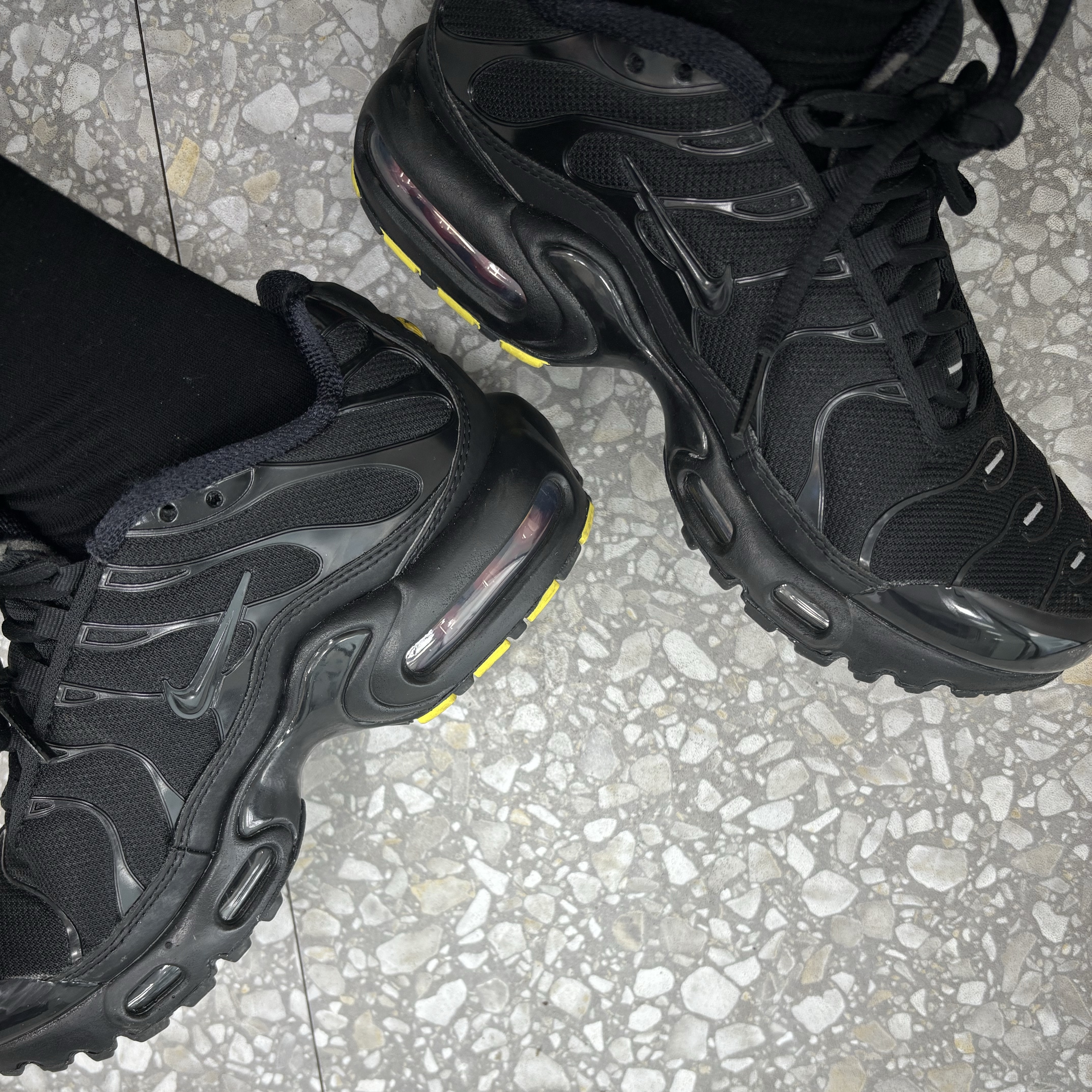 (GS) Nike Air Max Plus Triple Black 착용 스타일 - 2