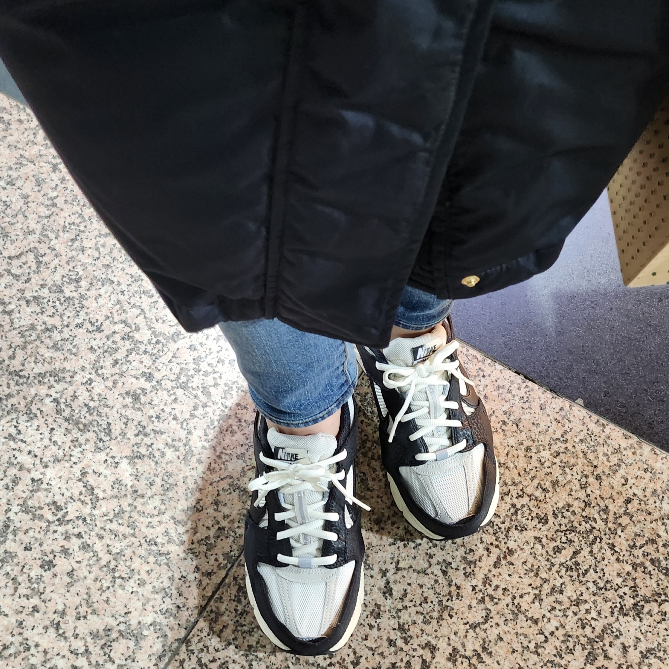 (W) Nike Zoom Vomero 5 Wolf Grey and Black 착용 스타일
