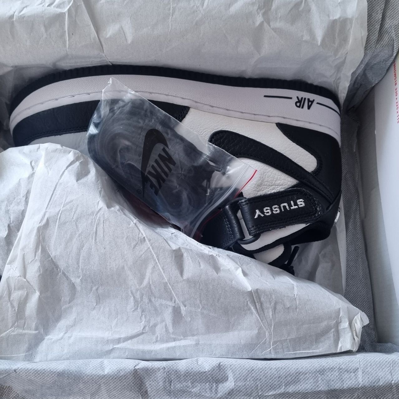 Nike x Stussy Air Force 1 '07 Mid SP Black and Light Bone 착용 스타일 - 2