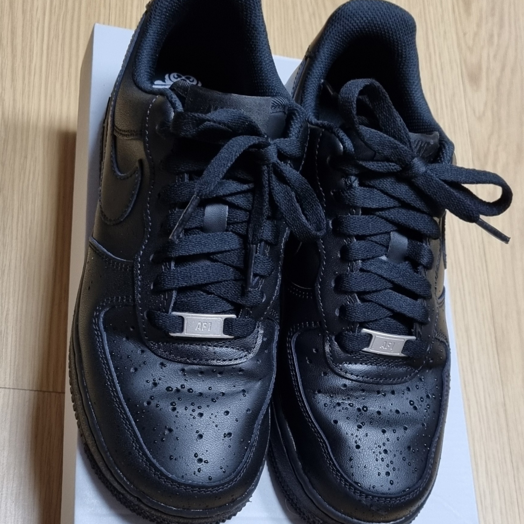 (W) Nike Air Force 1 '07 Low Triple Black 착용 스타일 - 2
