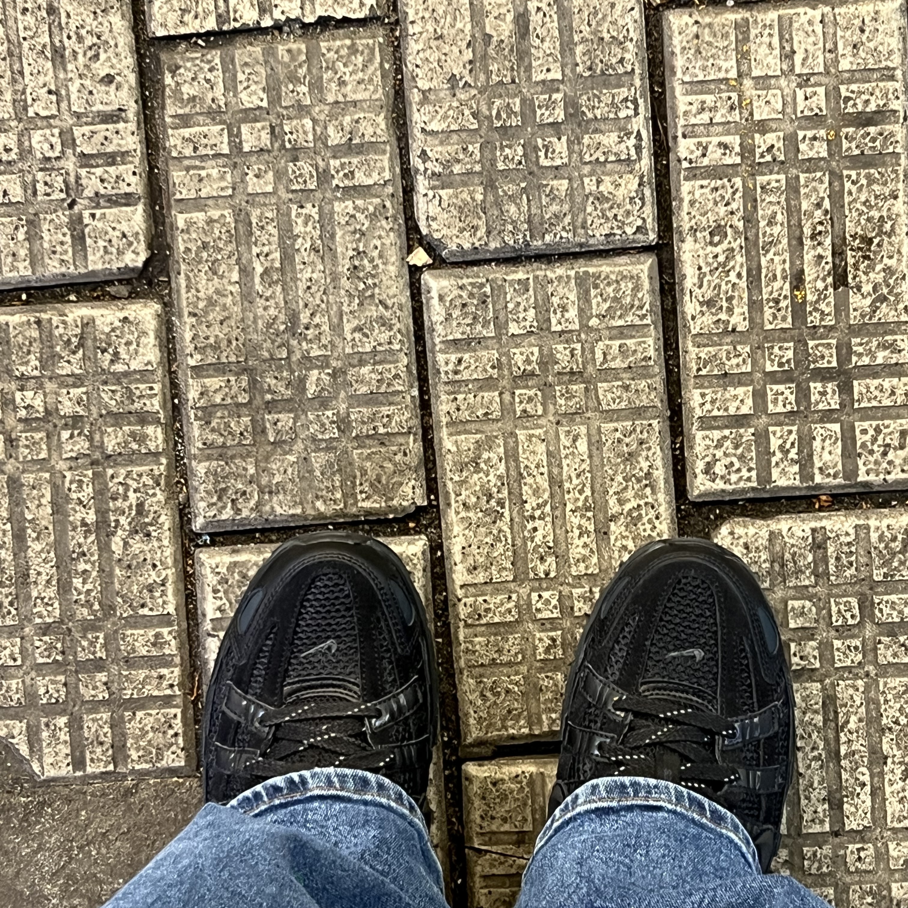 Nike P-6000 PRM Triple Black 착용 스타일