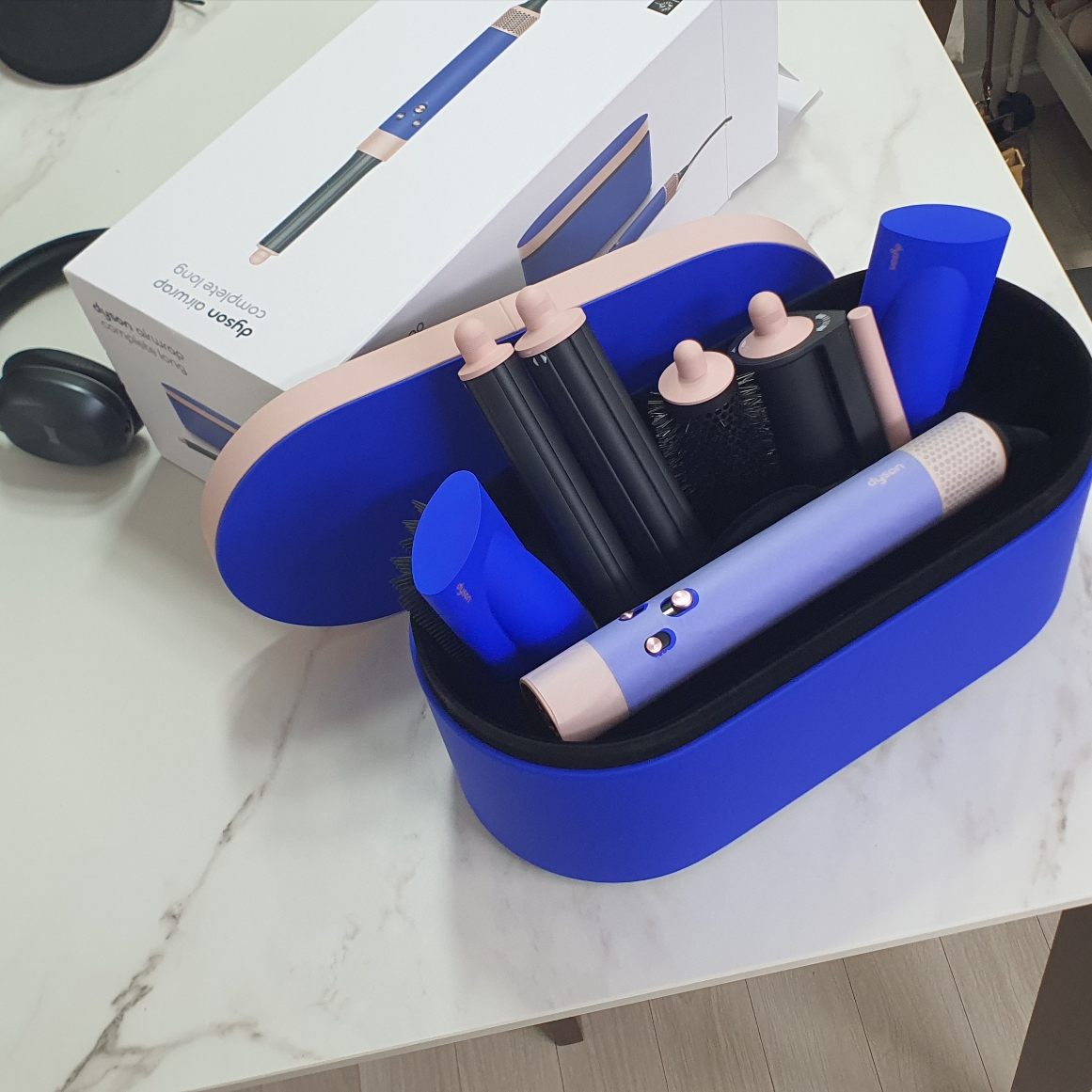 Dyson Airwrap Multi Styler Complete Long Blue Blush 착용 스타일 - 1