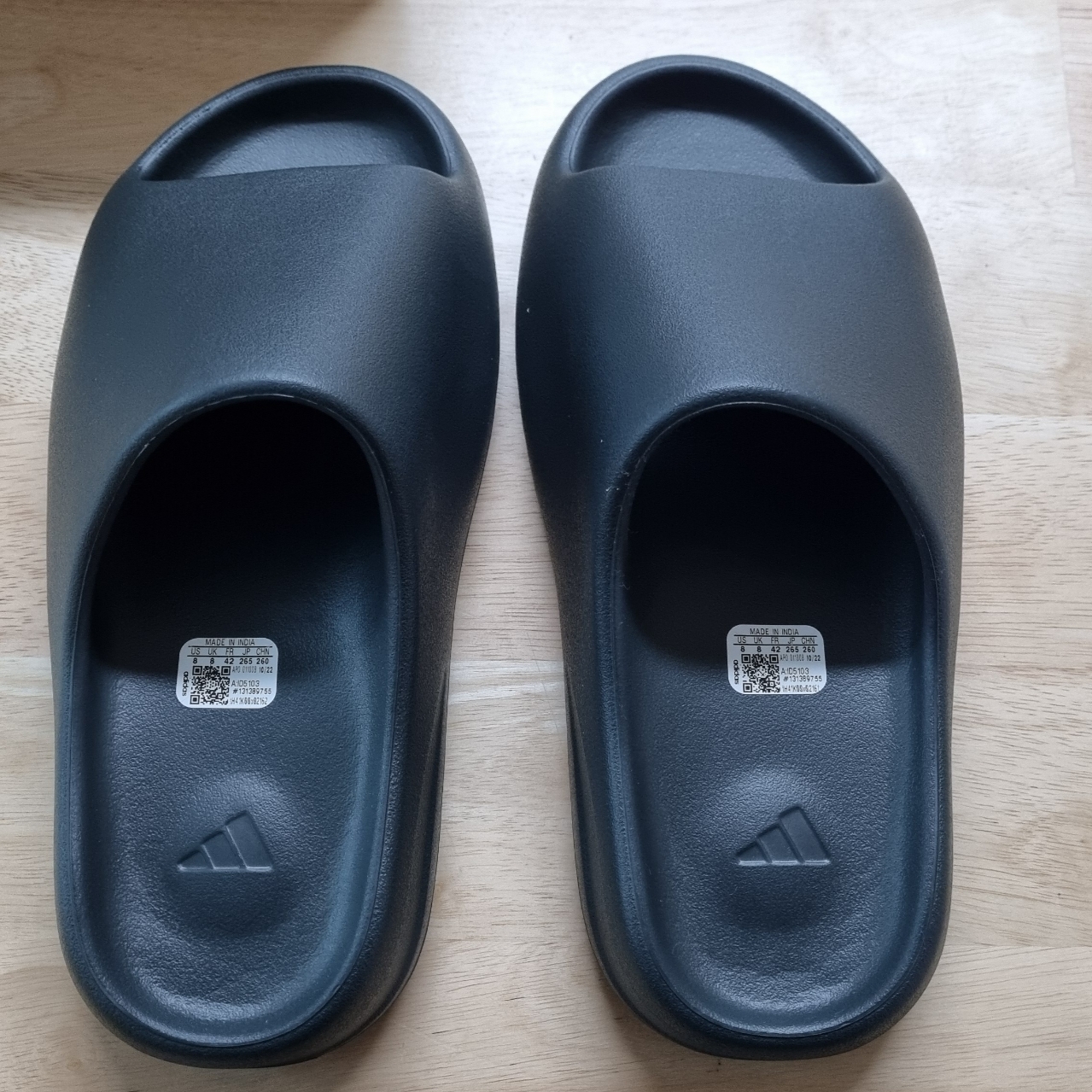 Adidas Yeezy Slide Onyx 착용 스타일 - 2