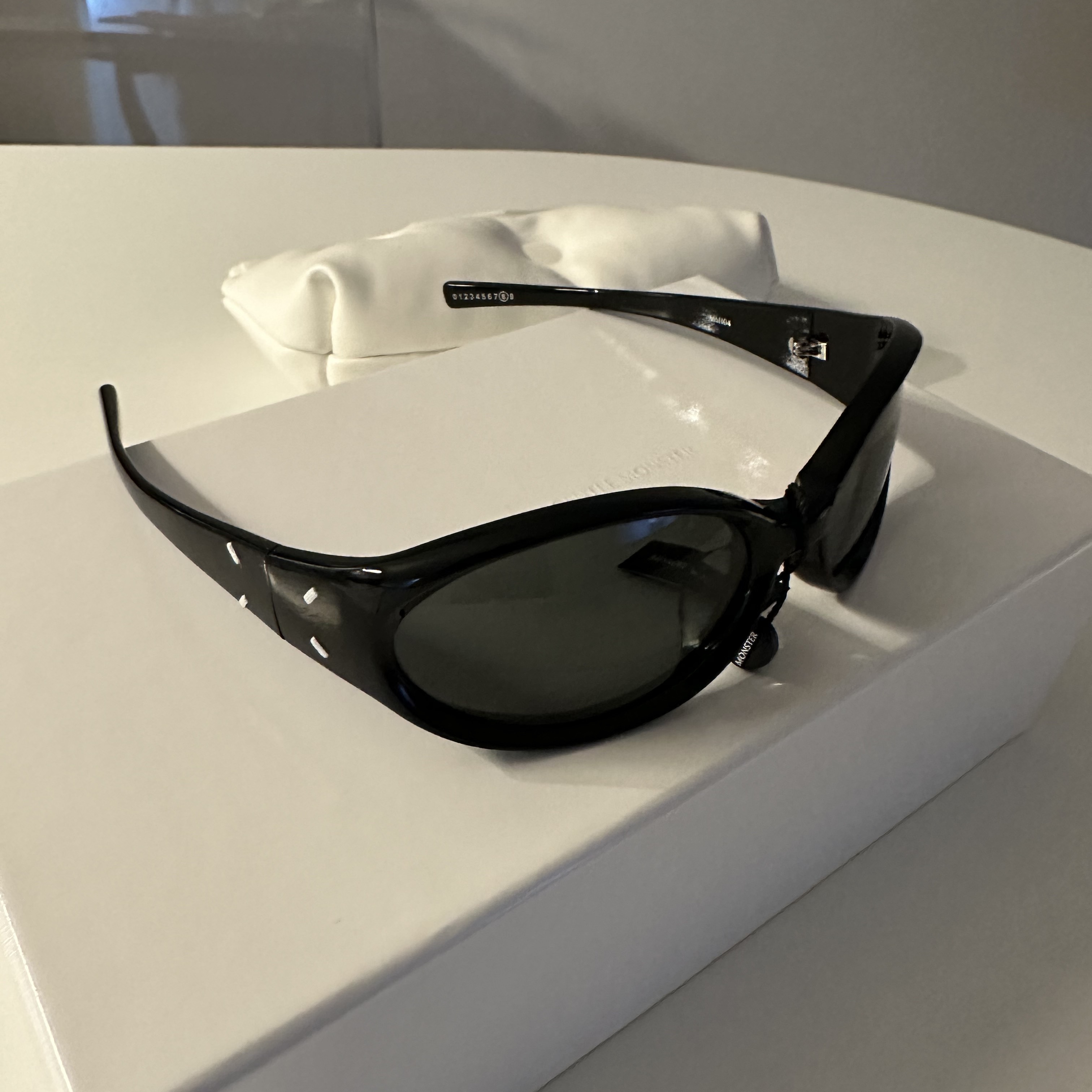 Gentle Monster x Maison Margiela MM104 Black Black 착용 스타일 - 6