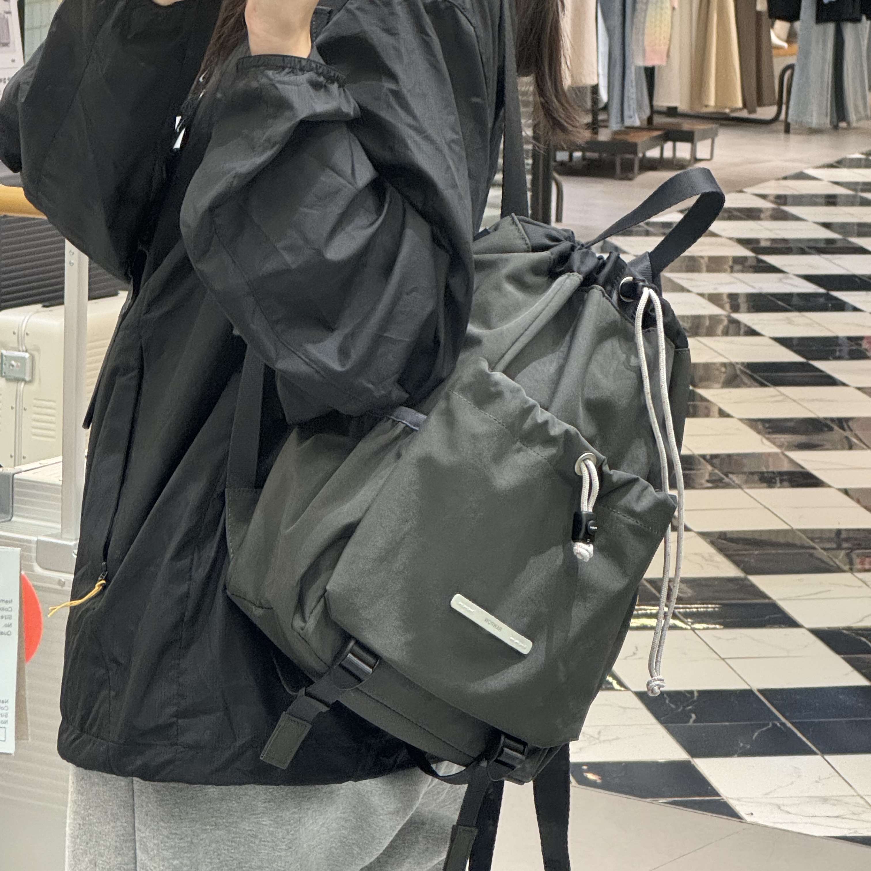 RAWROW String Backpack Mini Ep.2 753 Charcoal 착용 스타일