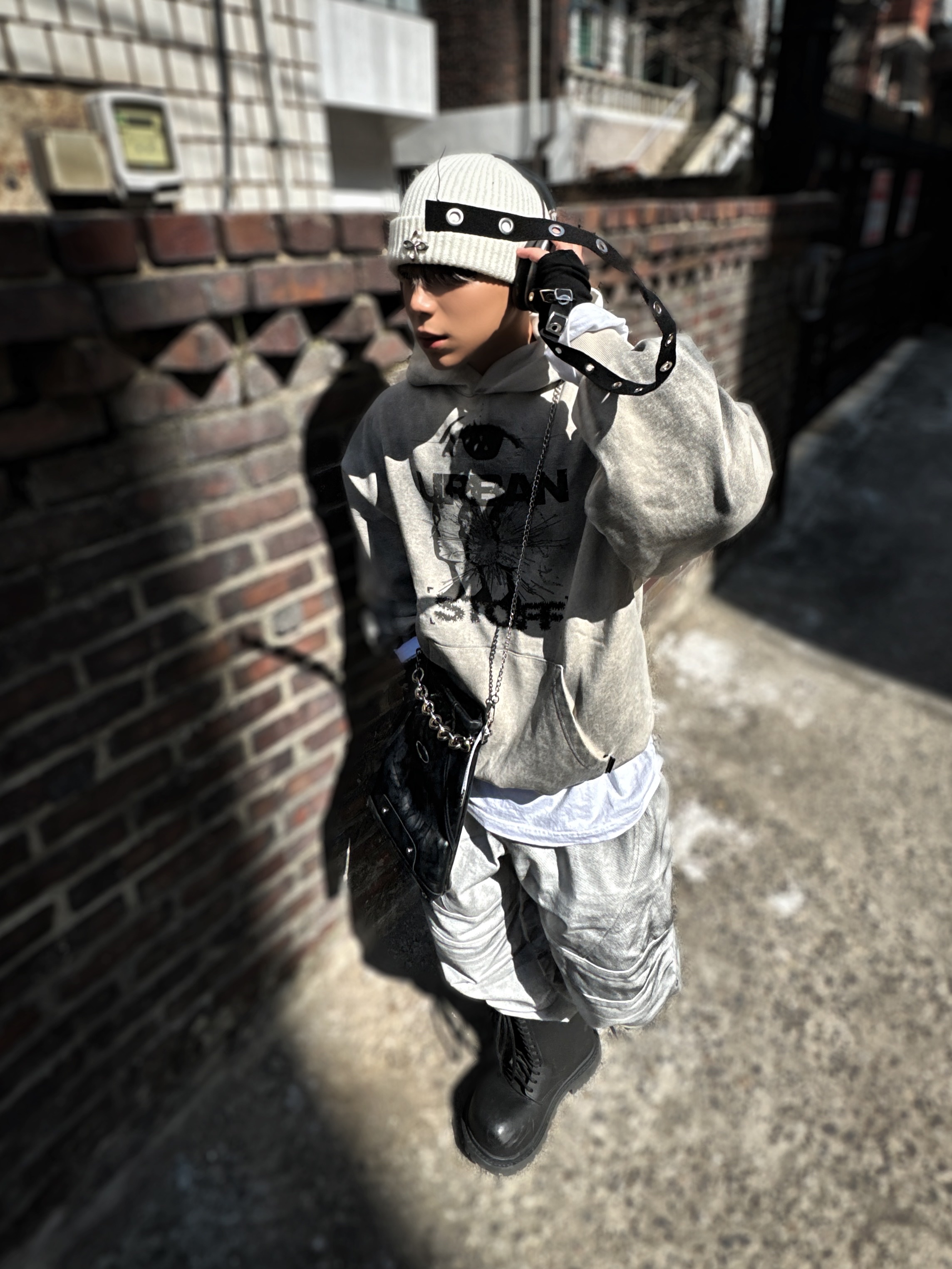Surgery Clover Logo Beanie Ver.2 White, Balenciaga Steroid Derby Black 착용 스타일 - 2