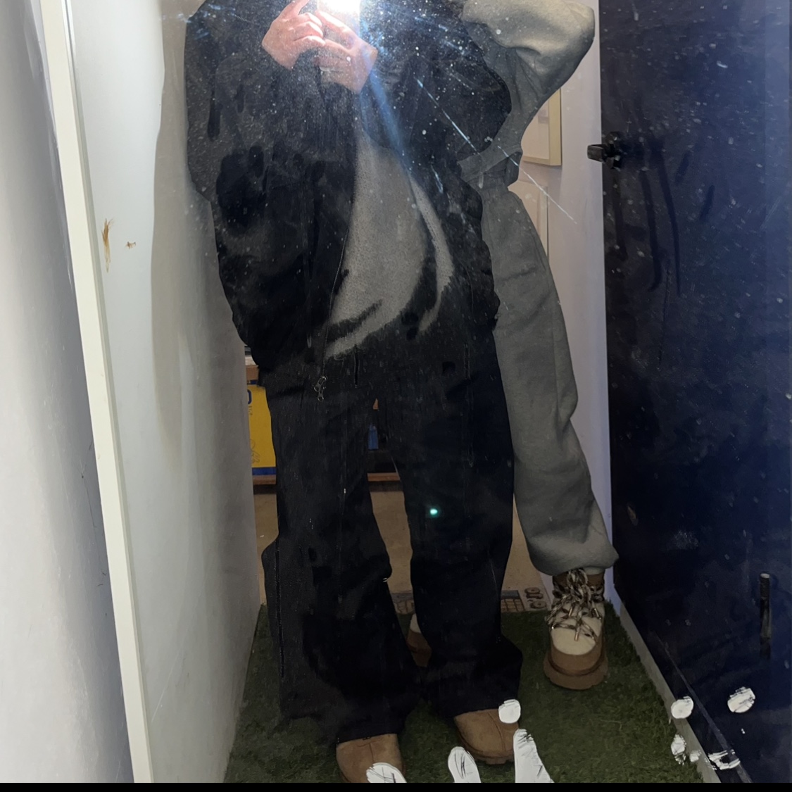 UGG Hyde Slipper Chestnut, Nike Air Force 1 '07 Low Triple Black 착용 스타일 - 1