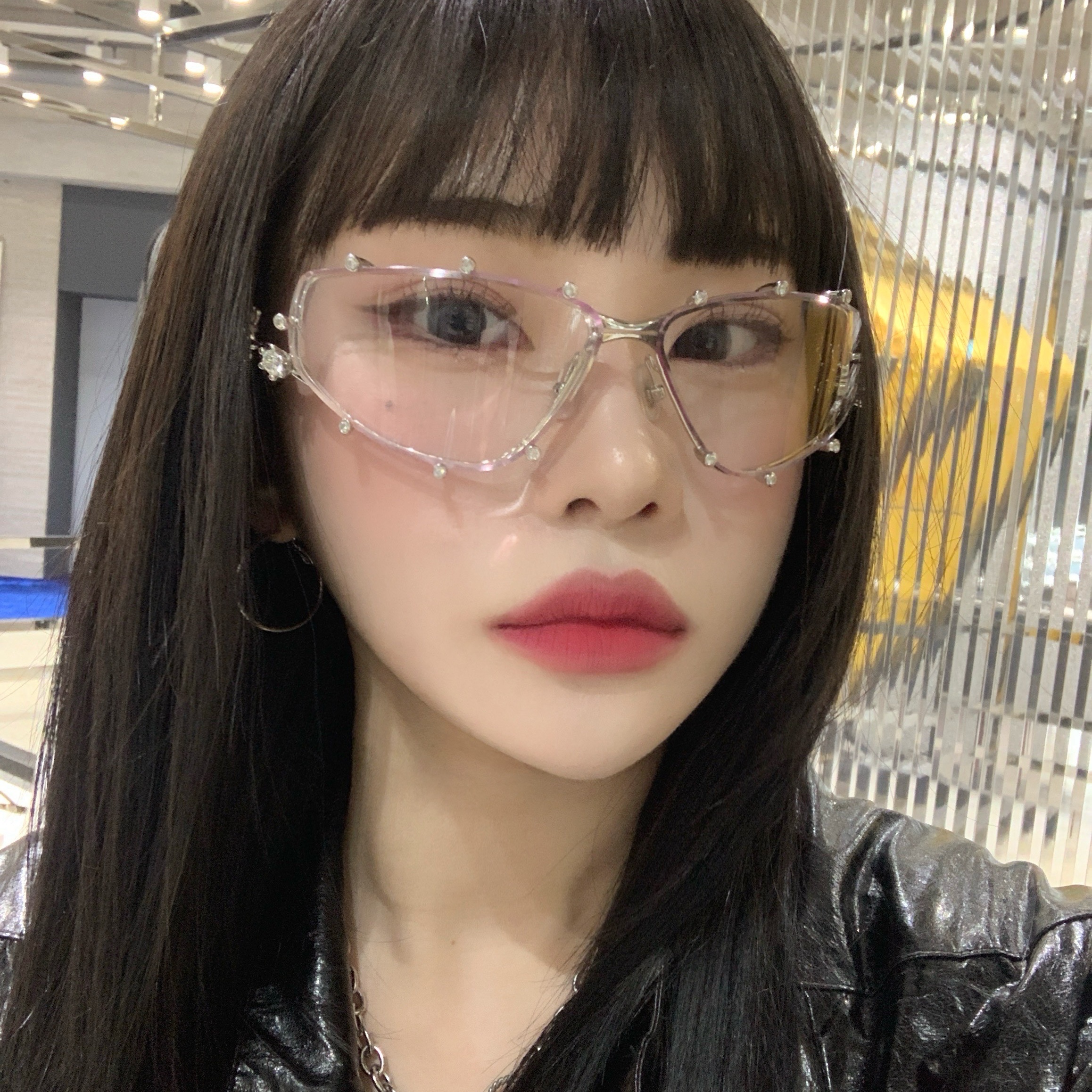 Gentle Monster x D'heygere Tiara 02 Silver 착용 스타일