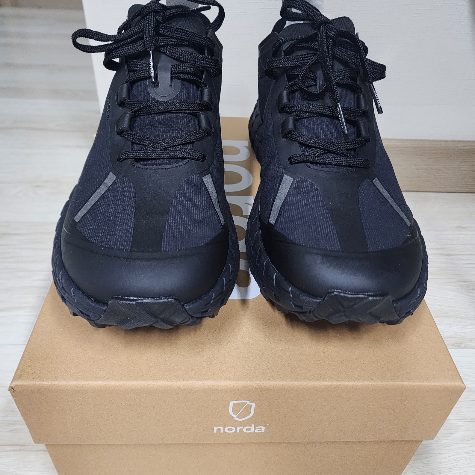 Norda 001/A G+ Stealth Black 착용 스타일 - 1