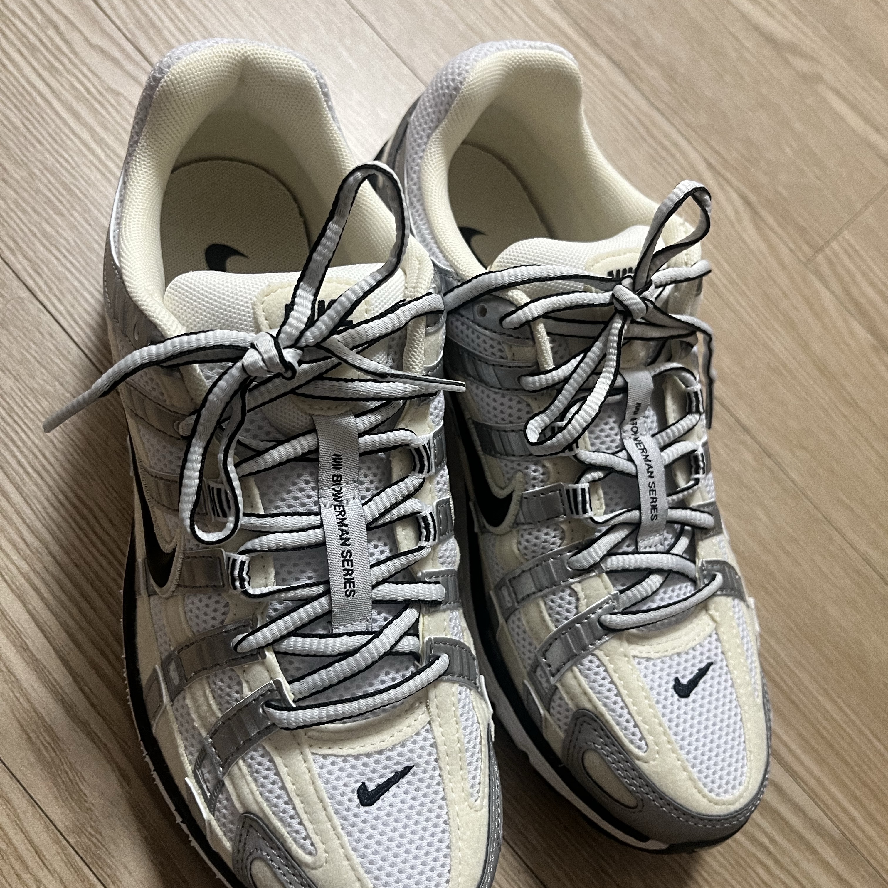 (W) Nike P-6000 Coconut Milk Metallic Silver 착용 스타일