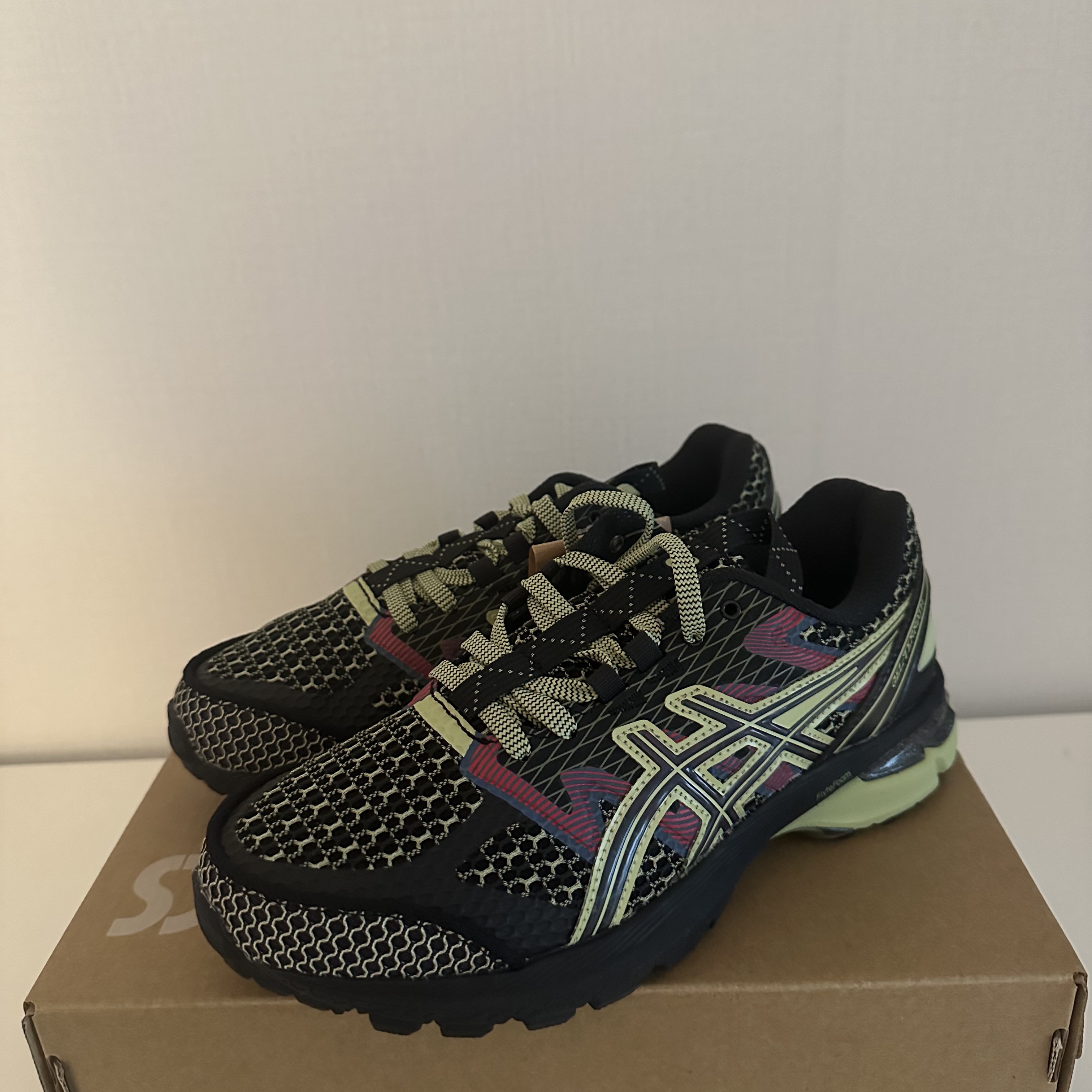 Asics Gel-Terrain Black Neon Lime 착용 스타일