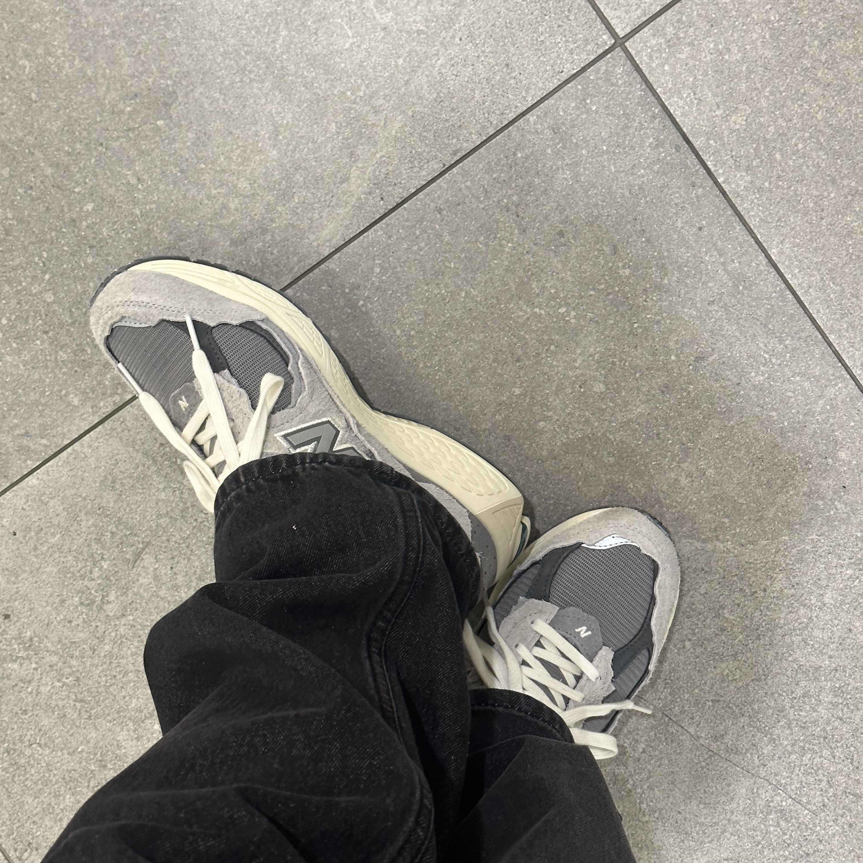 New Balance 2002R Protection Pack Rain Cloud 착용 스타일 - 2