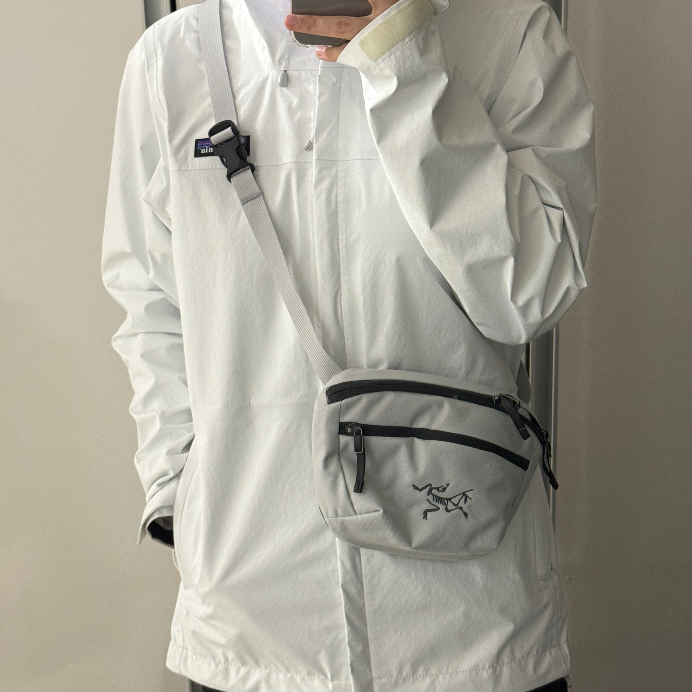 Arc'teryx Mantis 1 Waistpack Solitude Graphite 착용 스타일 - 1