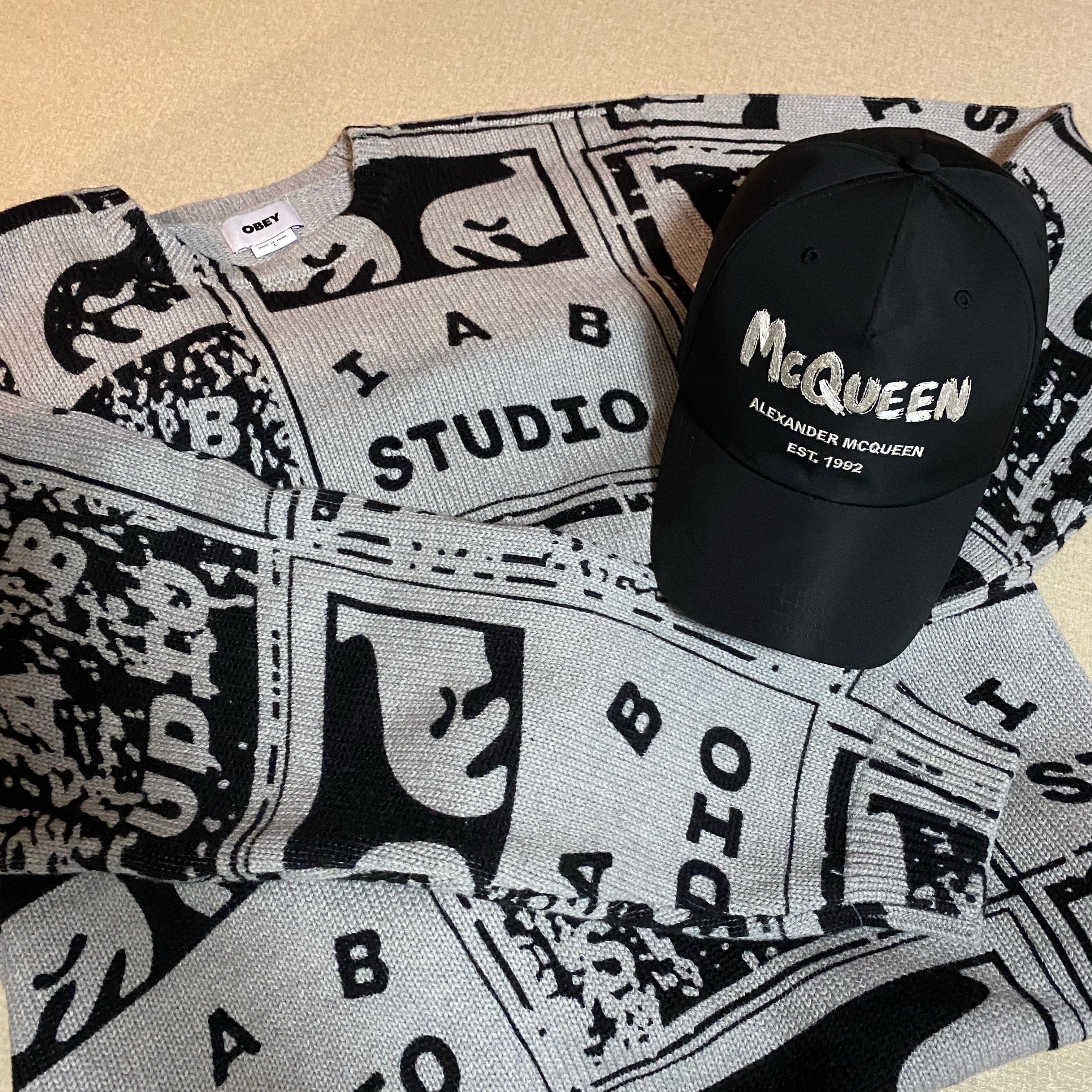 IAB Studio x Obey Faded Posters Sweater Grey Multi 착용 스타일
