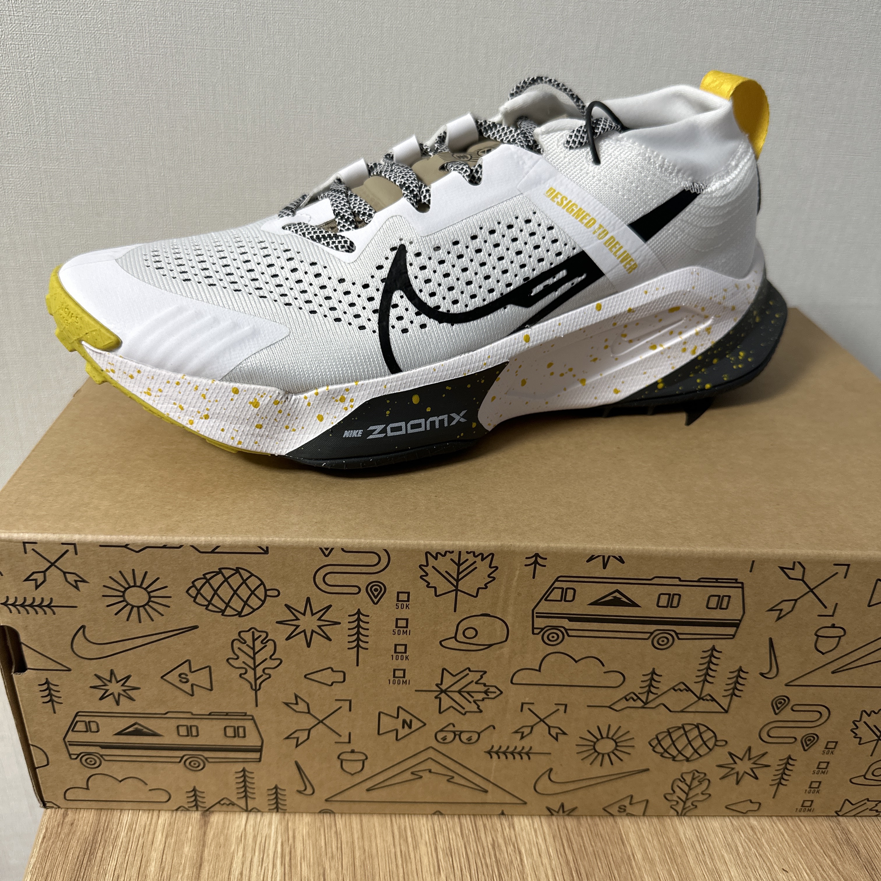 Nike ZoomX Zegama Trail White Vivid Sulfur 착용 스타일