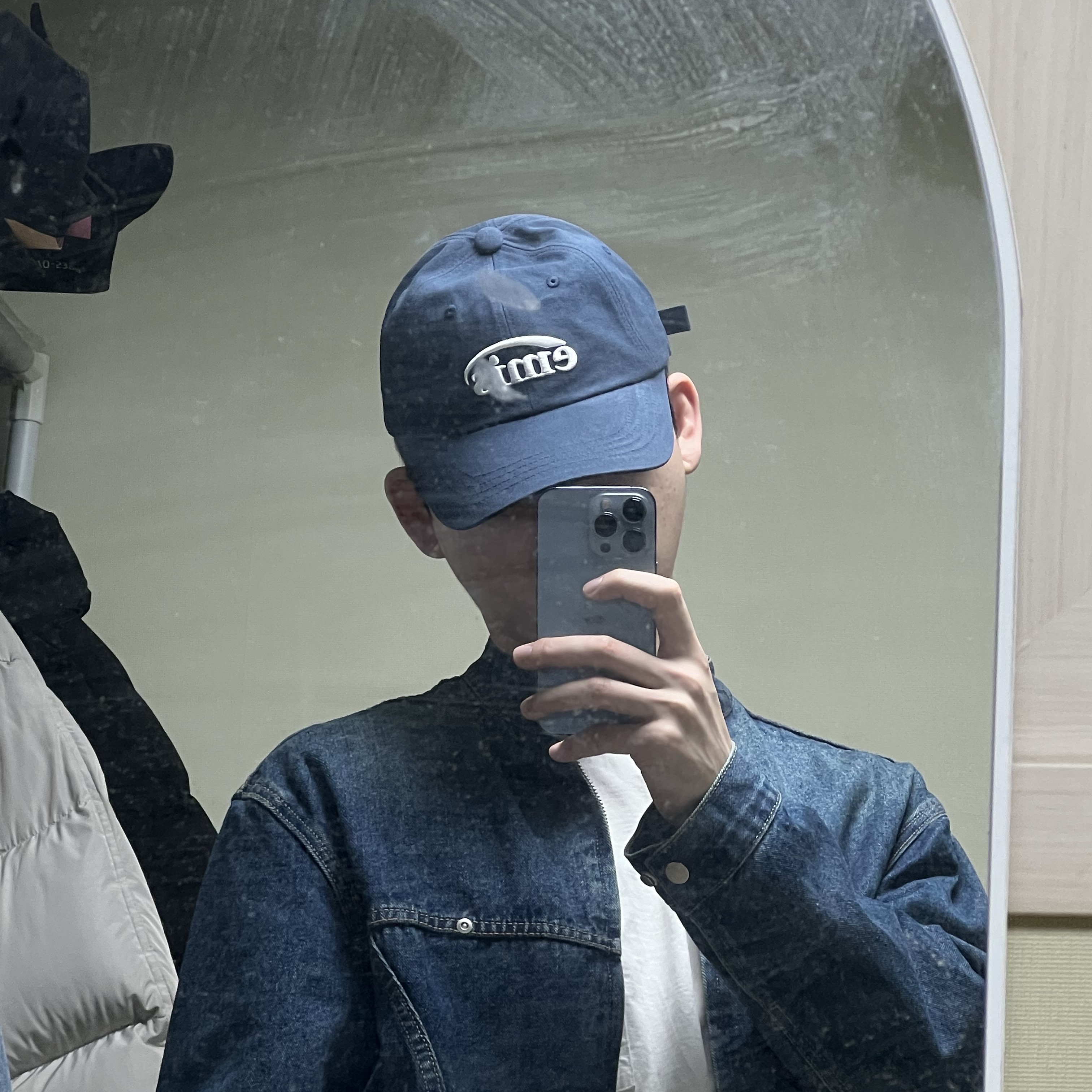 Emis New Logo Emis Cap Navy 착용 스타일
