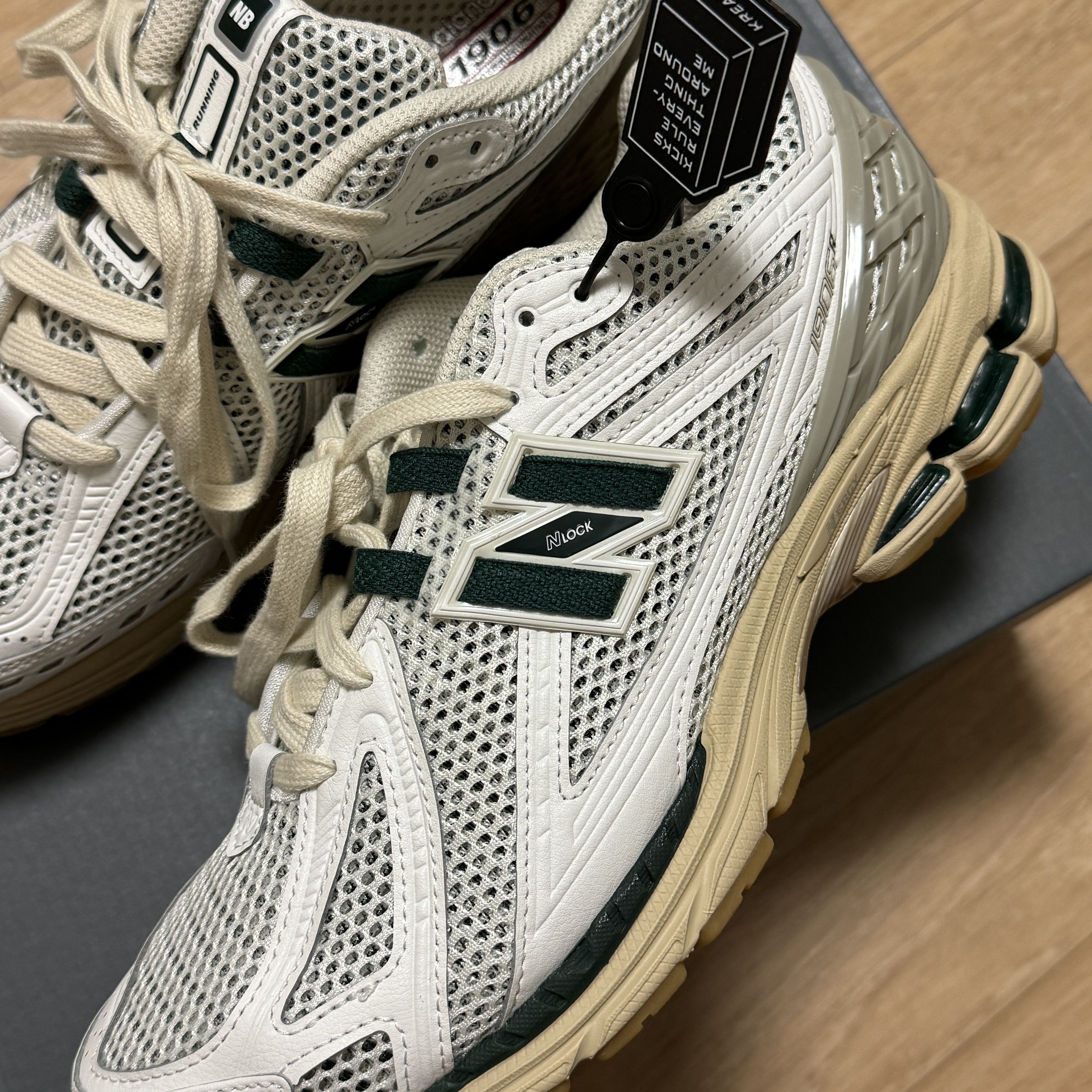 New Balance 1906R Silver Green 착용 스타일