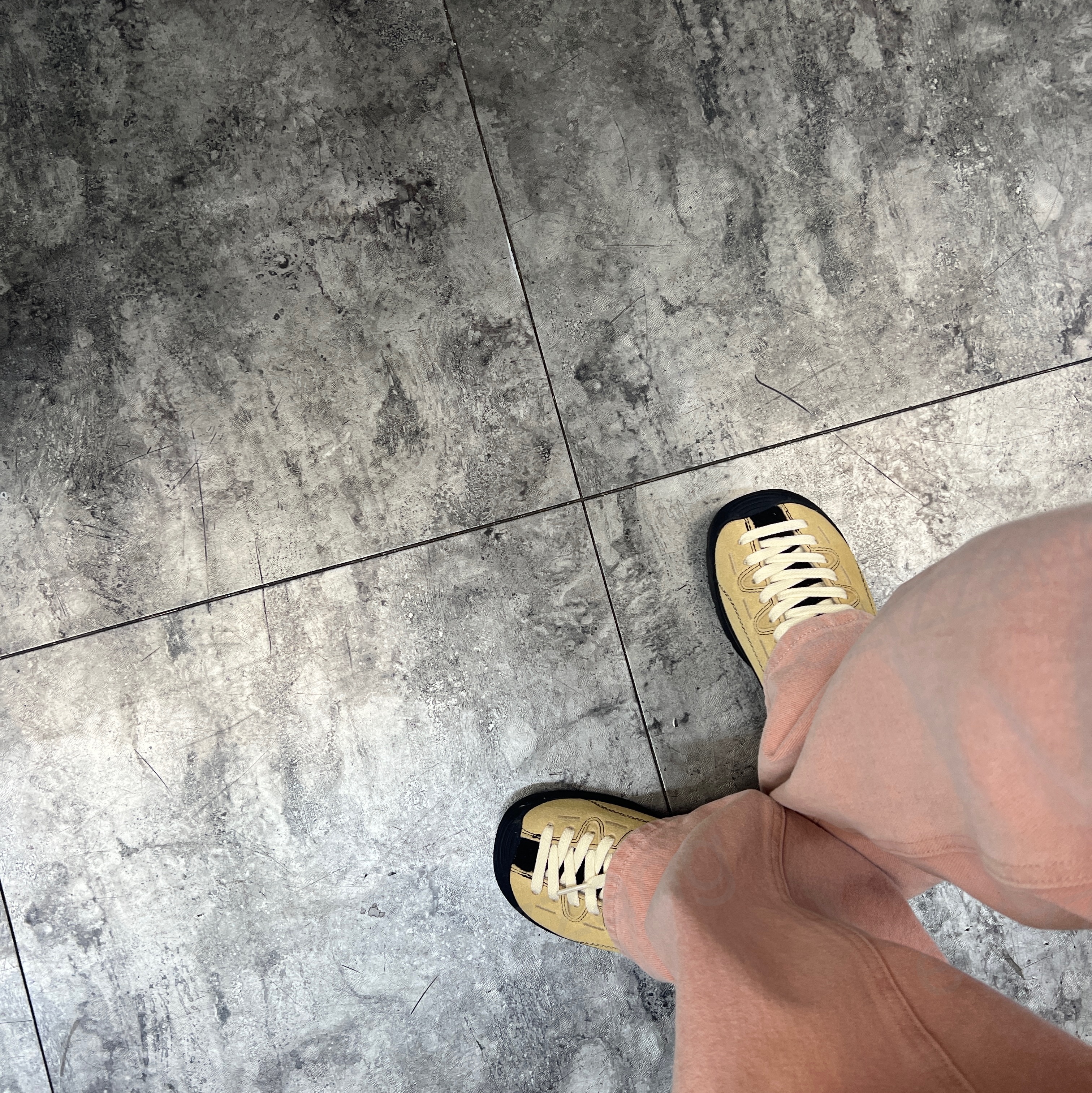 (W) Keen x Omashande Jasper Sneakers Boulder Black 착용 스타일