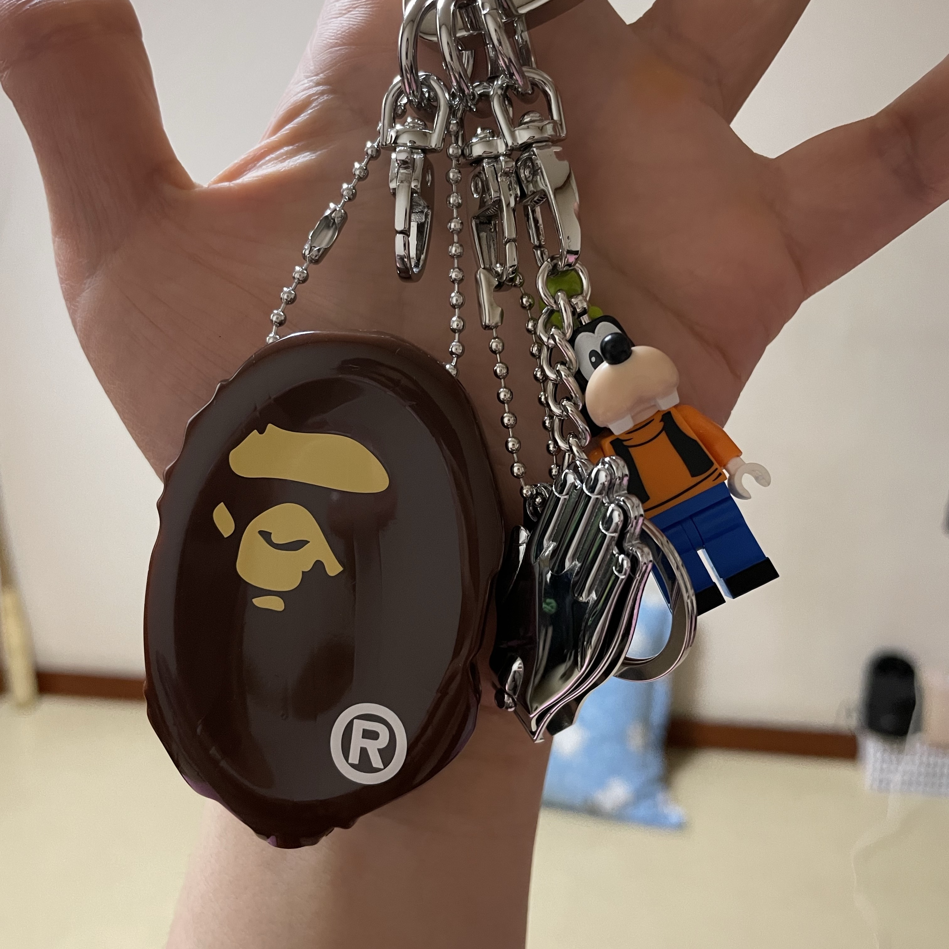 BAPE Ape Head Coin Case M Brown 착용 스타일