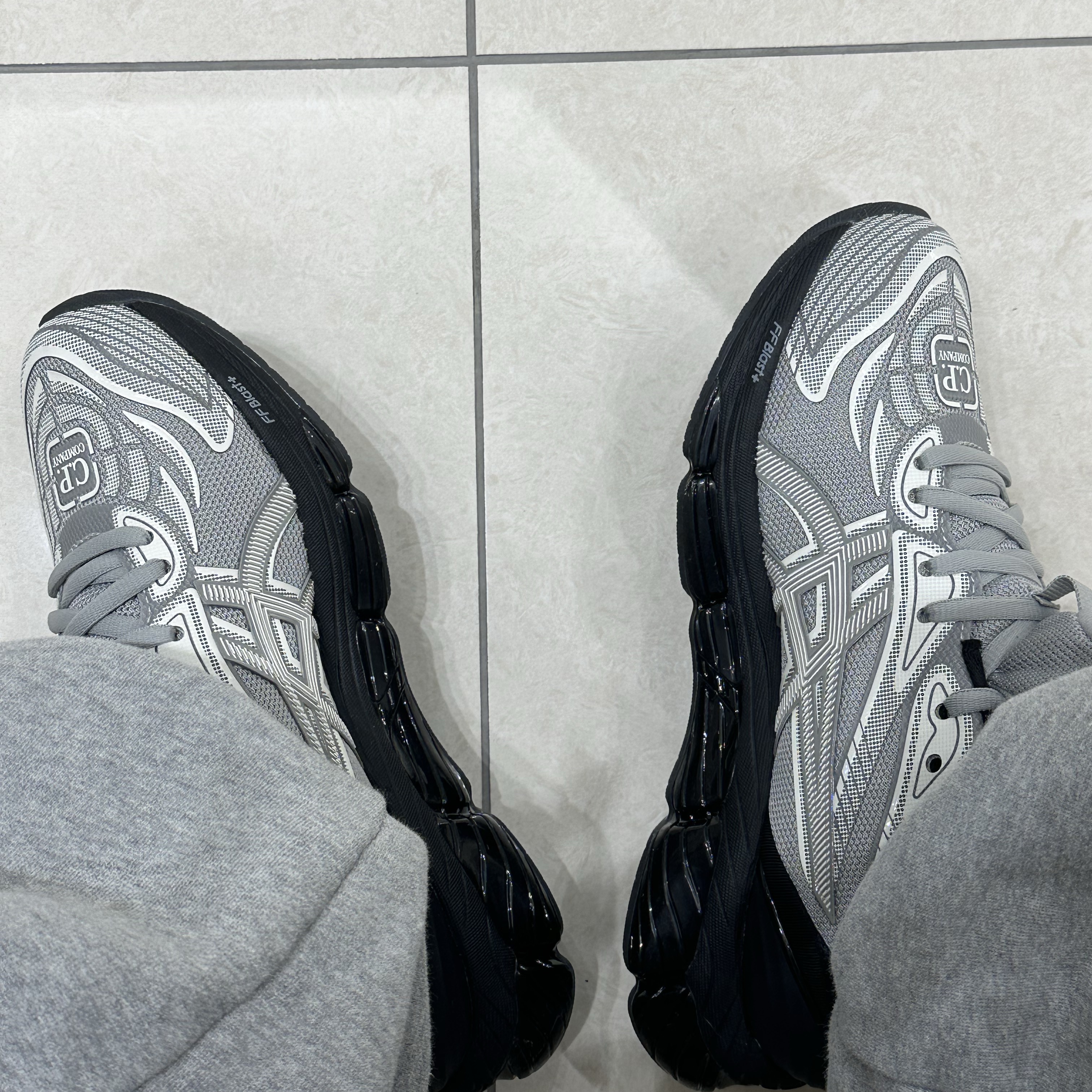 Asics x C.P. Company Gel-Quantum 360 VIII Cement Grey 착용 스타일 - 2