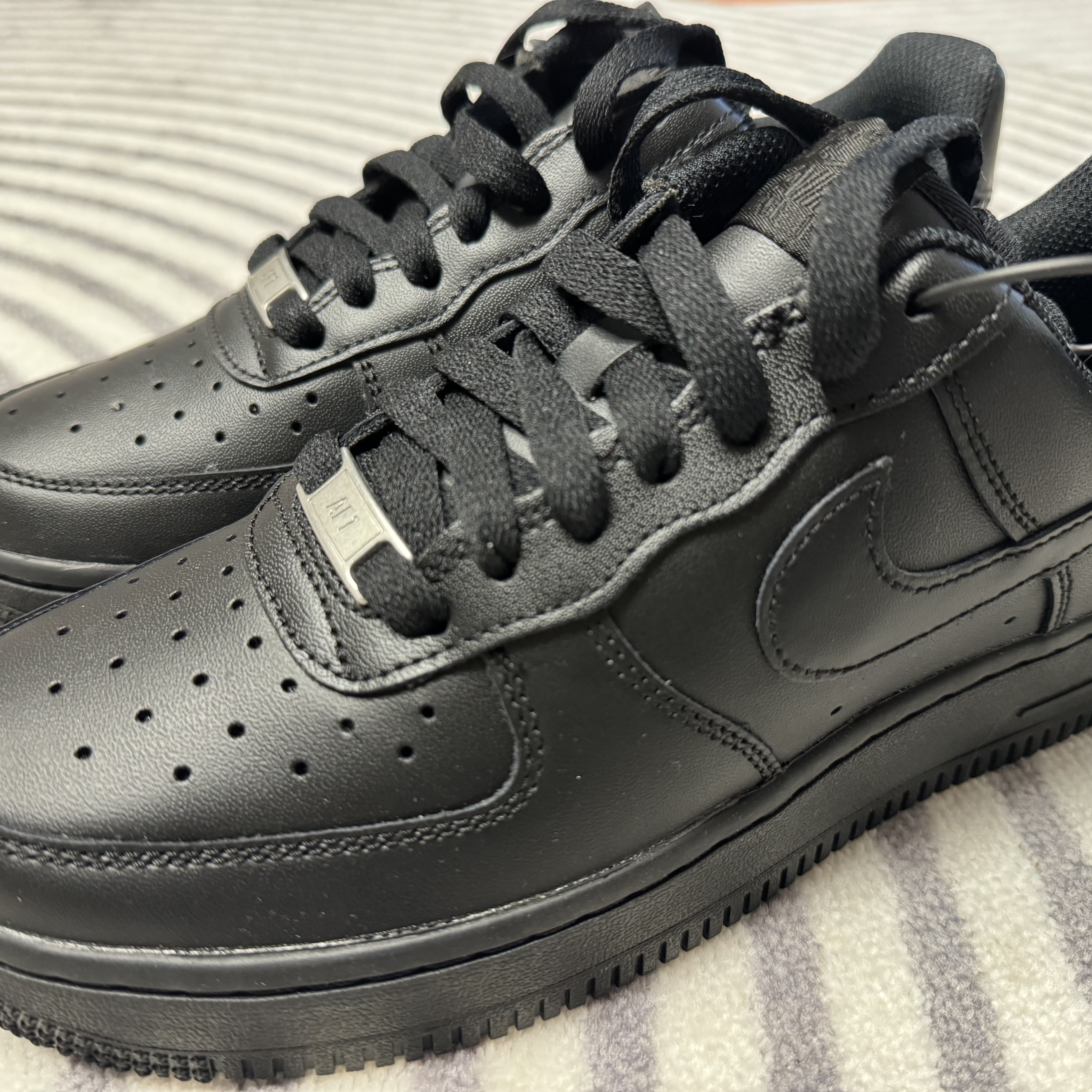 (W) Nike Air Force 1 '07 Low Triple Black 착용 스타일